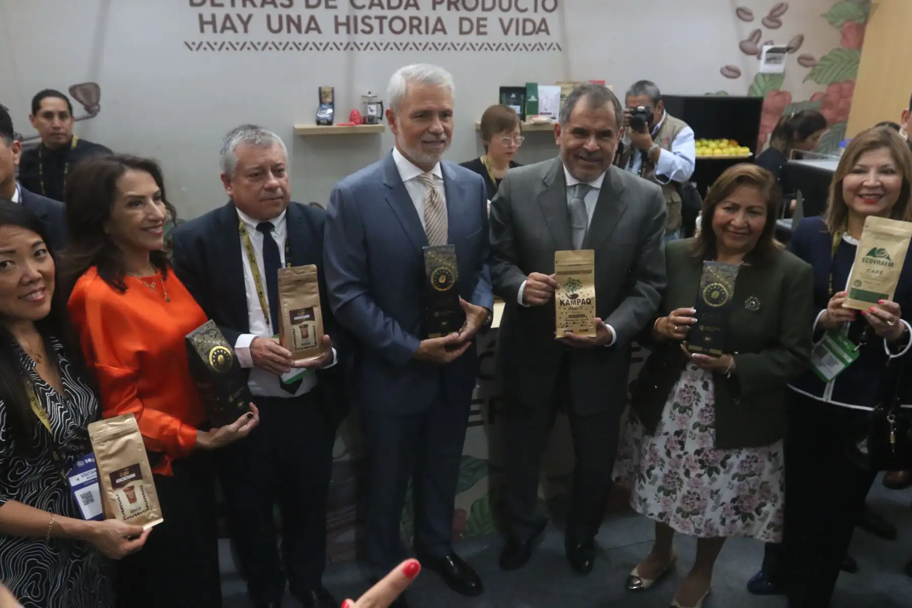 El titular de Adex, y Julio Pérez Alván; y los ministros de Comercio Exterior y Turismo, Juan Carlos Mathews; de Producción, Ana María Choquehuanca, muestran café peruano para la exportación.  ANDINA/Héctor Vinces