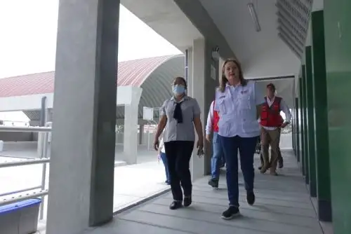La viceministra de Gestión Institucional del Minedu, Fátima Altabás, recorrió los dos colegios acompañada por el director ejecutivo del Pronied, César Alvis.