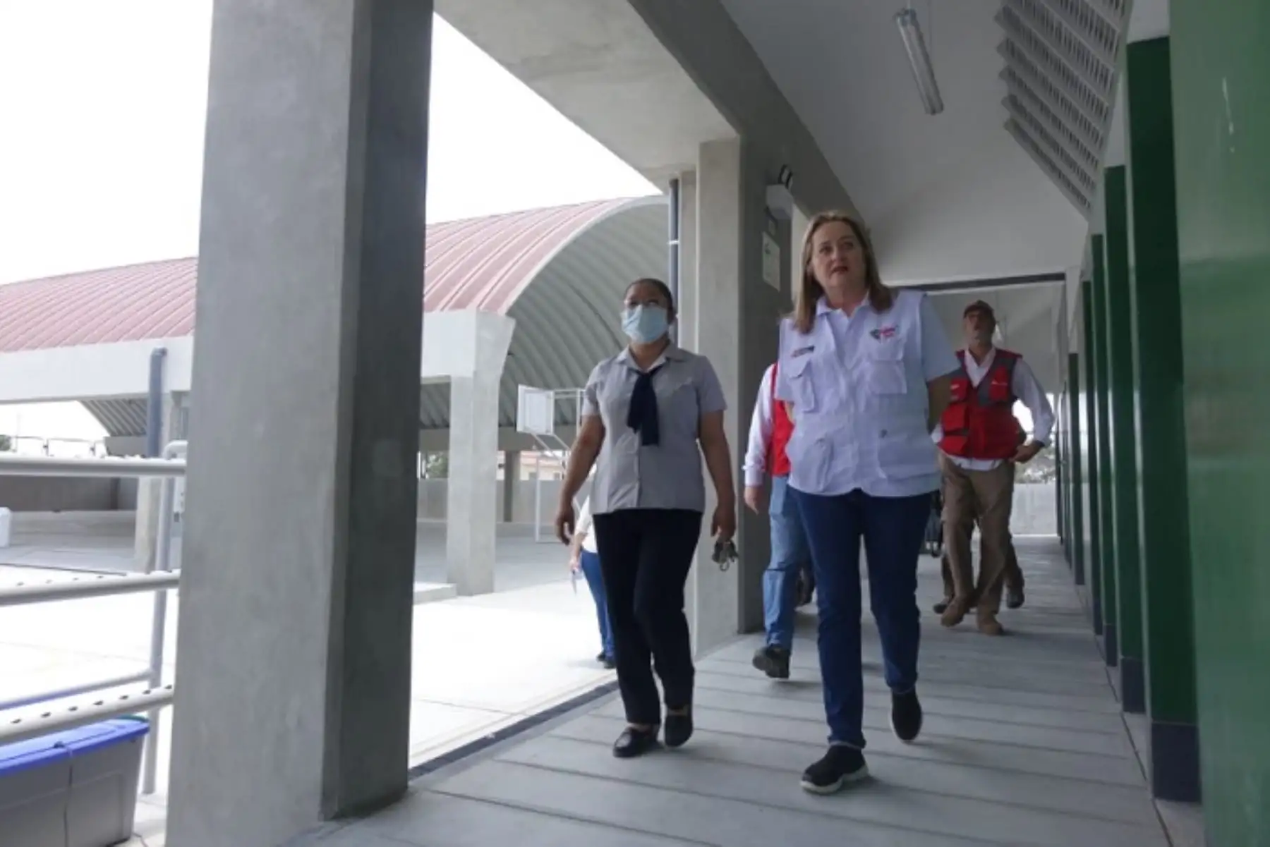 La viceministra de Gestión Institucional del Minedu, Fátima Altabás, recorrió los dos colegios acompañada por el director ejecutivo del Pronied, César Alvis.