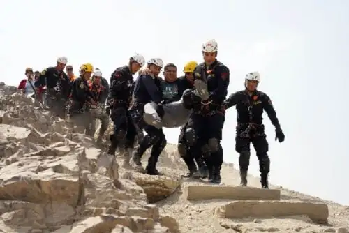 Efectivos del escuadrón de emergencia del Frente Policial Ica rescataron a dos personas que se quedaron atrapadas en lo alto del reservorio de La Tinguiña.
