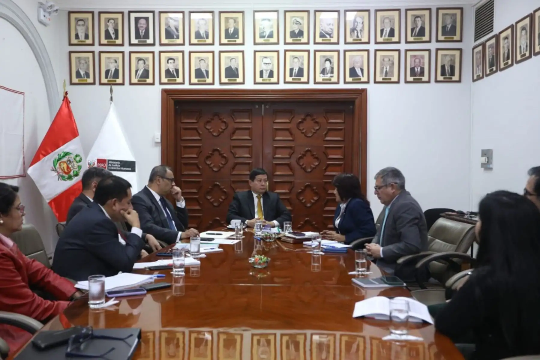 Ministro de Justicia, Eduardo Arana, se reunió con la gobernadora de Lima, Rosa Vásquez, para definir acciones frente a El Niño. Foto: Minjusdh/Difusión.