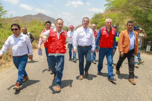Como parte de sus actividades en la región Piura, el titular del Ministerio de Transportes y Comunicaciones (MTC), Raúl Pérez Reyes , junto a autoridades locales, supervisó avances de obra de puentes en el norte de país. Foto: ANDINA/MTC