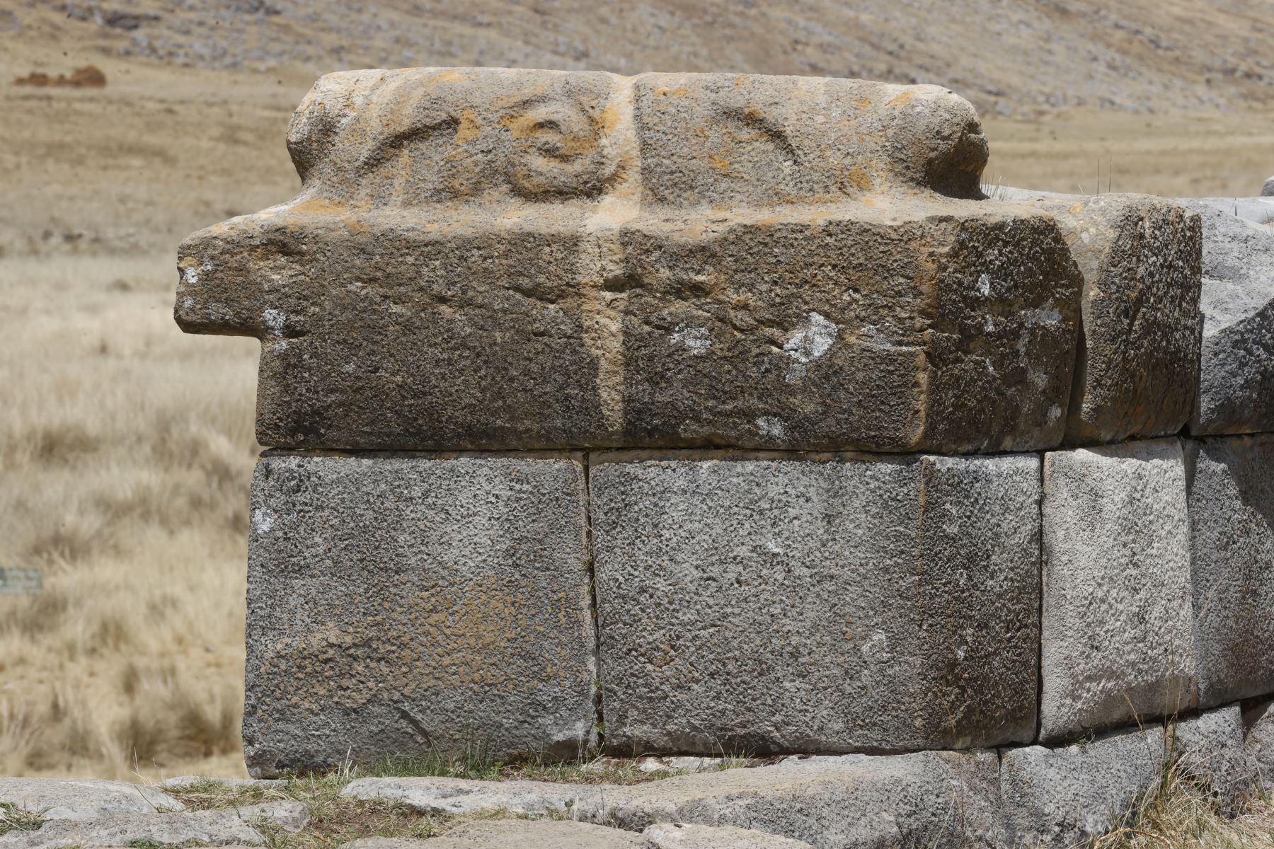 Se trata de estructuras de estilo inca con una sucesión de canales que alimentaban a cada uno de los recintos o cuartos que constituyen la casa del Inca. Este sistema de canales transportaba agua desde un manantial u ojo de agua ubicado a 1.5 o  2 kilómetros aproximadamente. Foto: ANDINA/ Vidal Tarqui