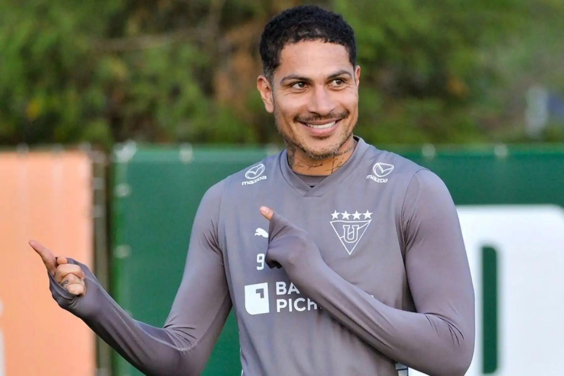 La IFFHS lo incluyó en el equipo ideal sudamericano de la última década, siendo reconocido como el mejor centrodelantero sudamericano entre los años 2010-2020