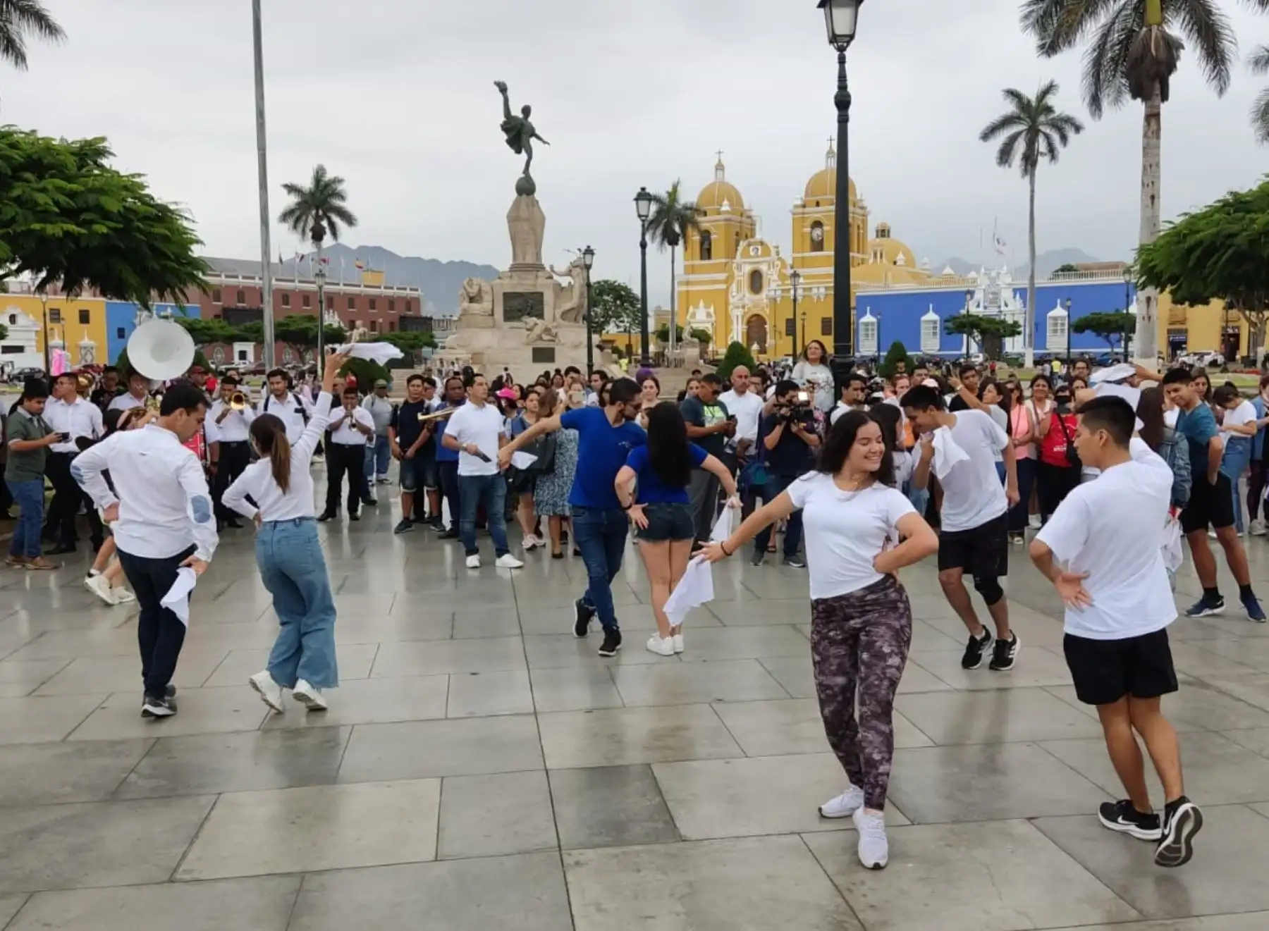 Mañana viernes 29 de septiembre es feriado en la capital de La Libertad y los trujillanos y turistas podrán participar de los actos festivos por el Festival Internacional de Primavera. Foto: Luis Puell