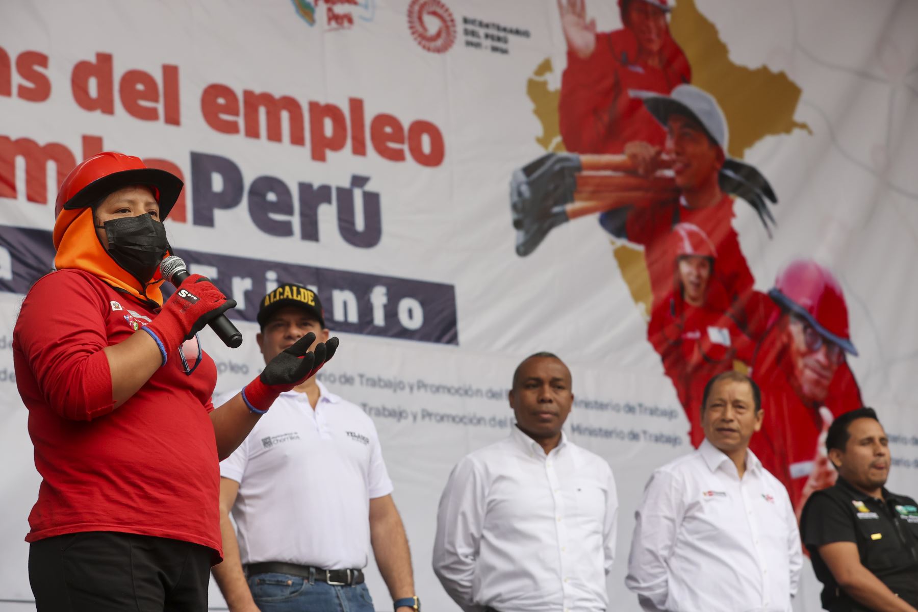 El ministro de Trabajo y Promoción del Empleo, Daniel Maurate Romero, participó en el lanzamiento en Lima Metropolitana del Programa Llamkasun Perú, en el distrito de Villa María del Triunfo. 

Foto:ANDINA/ Juan Carlos Guzmán Negrini