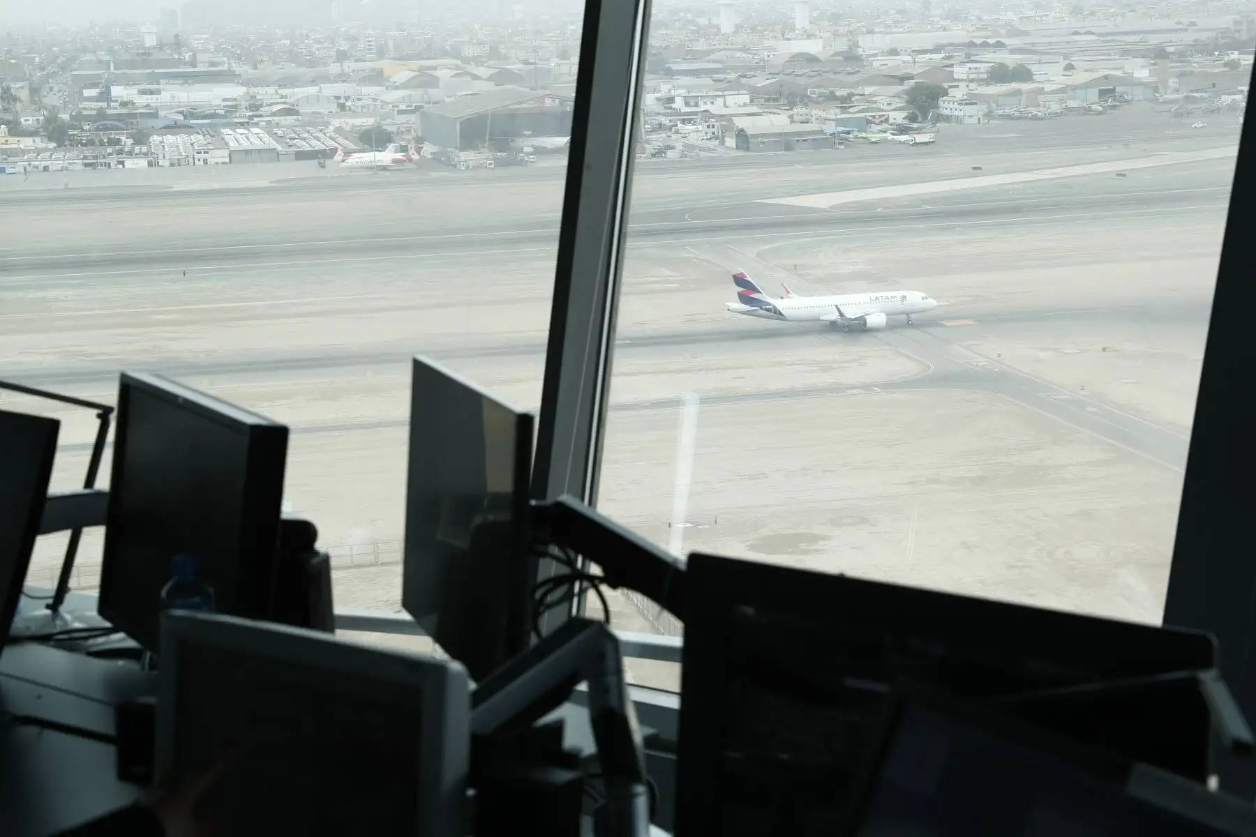 Torre de control del aeropuerto Jorge Chávez. ANDINA/Daniel Bracamonte