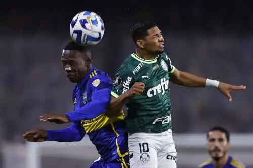 Luis Advíncula (izq) de Boca Juniors disputa un balón con Roni de Palmeiras. Foto: EFE