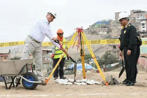 El ministro del Interior, Vicente Romero, colocó la primera piedra de la Comisaría Nuevo Progreso que se construirá en la séptima zona de este sector de Villa María del Triunfo. ANDINA/ Mininter.
