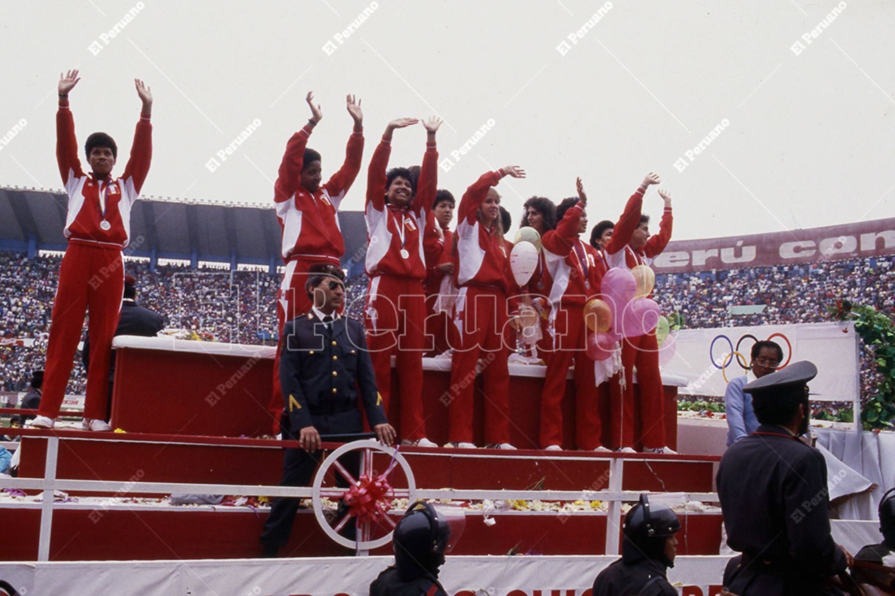 Lima - 2 octubre 1988 / Multitudinaria bienvenida en el Estadio Nacional a la selección peruana de voleibol, subcampeona olímpica en los juegos de Seúl 1988. Foto: Archivo Histórico de El Peruano / Leoncio Mariscal