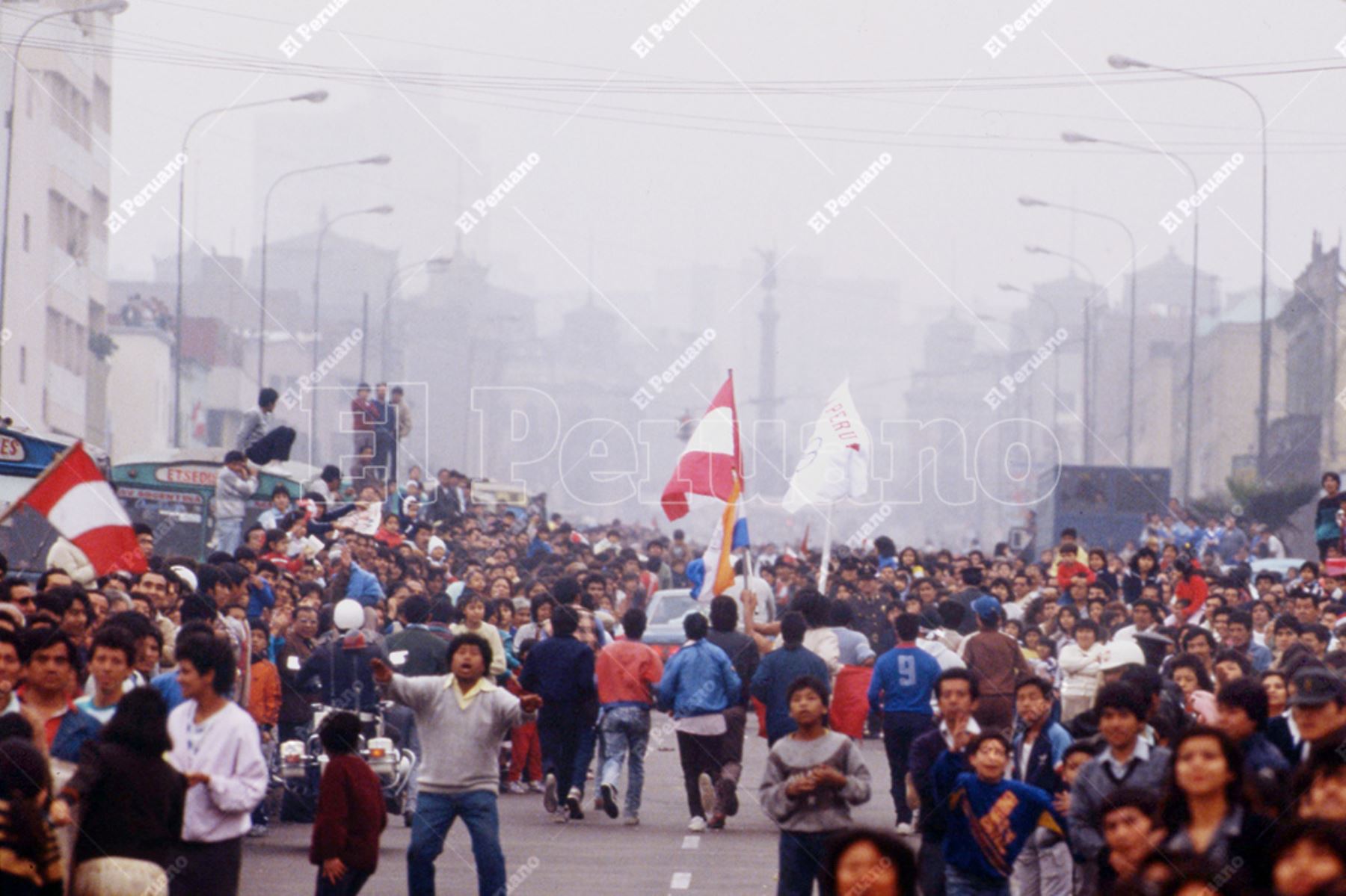 Lima - 2 octubre 1988 / Multitudinaria bienvenida a la selección peruana de voleibol, subcampeona olímpica en los juegos de Seúl 88. Foto: Archivo Histórico de El Peruano / Leoncio Mariscal