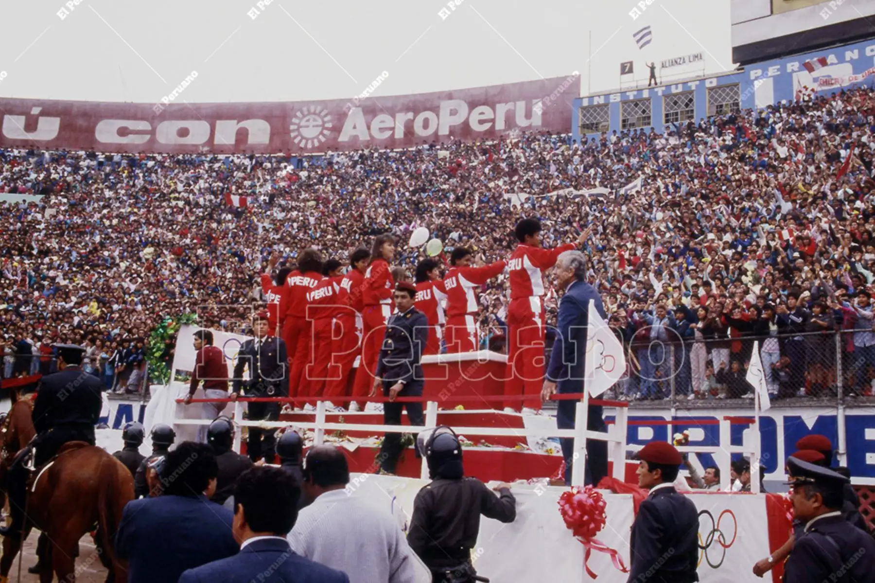 Lima - 2 octubre 1988 / Multitudinaria bienvenida en el Estadio Nacional a la selección peruana de voleibol, subcampeona olímpica en los juegos de Seúl 1988. Foto: Archivo Histórico de El Peruano / Leoncio Mariscal