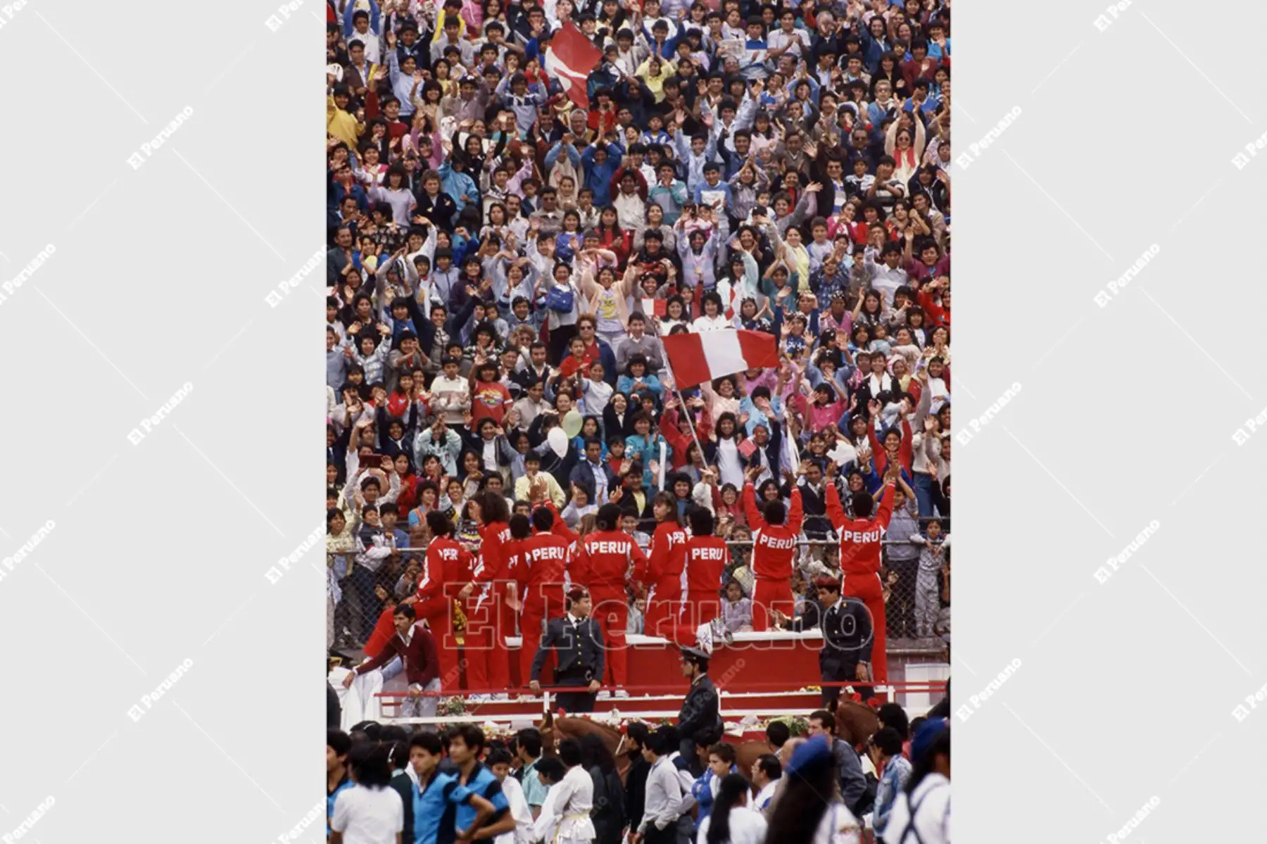 Lima - 2 octubre 1988 / Multitudinaria bienvenida en el Estadio Nacional a la selección peruana de voleibol, subcampeona olímpica en los juegos de Seúl 1988. Foto: Archivo Histórico de El Peruano / Leoncio Mariscal