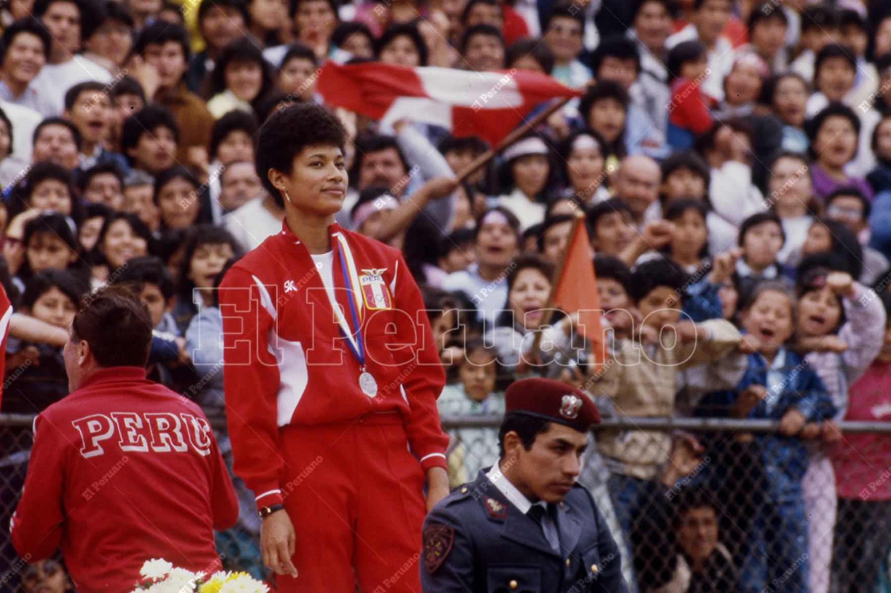 Lima - 2 octubre 1988 / Cecilia Tait en la multitudinaria bienvenida en el Estadio Nacional a la selección peruana de voleibol, subcampeona olímpica en los juegos de Seúl 1988. Foto: Archivo Histórico de El Peruano / Leoncio Mariscal