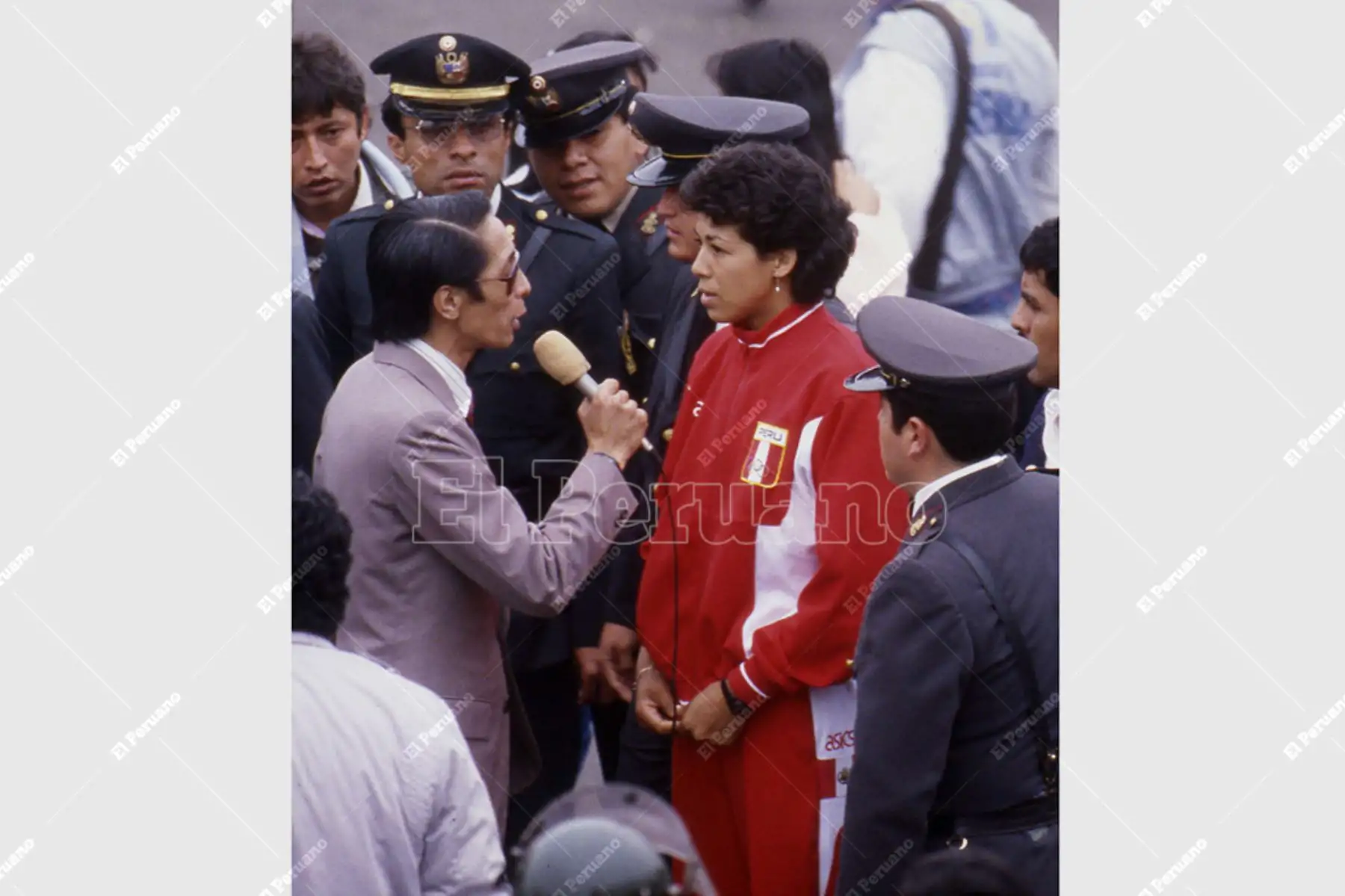 Callao - 2 octubre 1988 / Rosa García declara a la prensa a su llegada al Perú. La selección de voleibol, subcampeona olímpica en los juegos de Seúl 1988, recibió una multitudinaria bienvenida. Foto: Archivo Histórico de El Peruano / Leoncio Mariscal