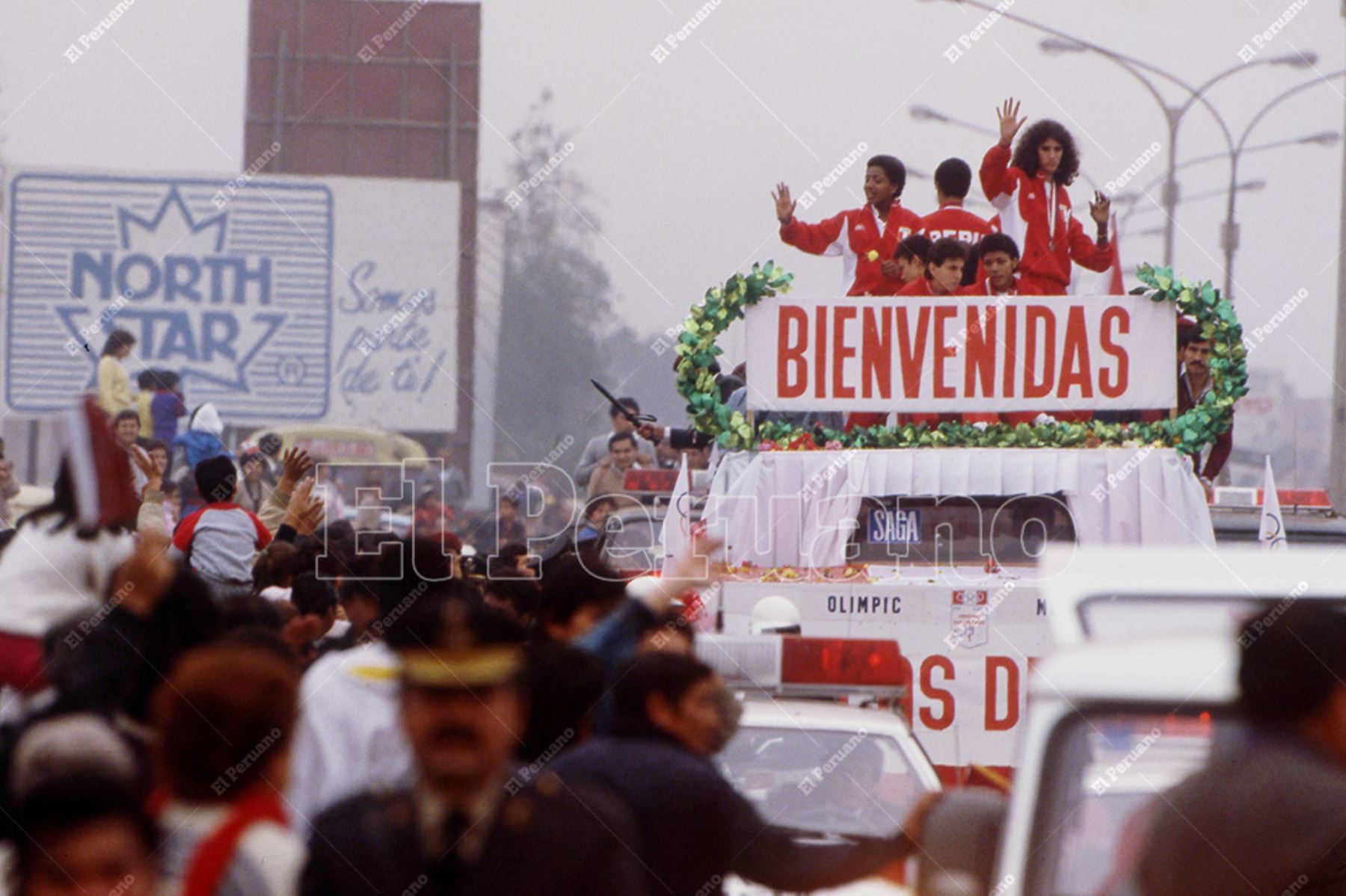 Lima - 2 octubre 1988 / Multitudinaria bienvenida a la selección peruana de voleibol, subcampeona olímpica en los juegos de Seúl 1988. Foto: Archivo Histórico de El Peruano / Leoncio Mariscal