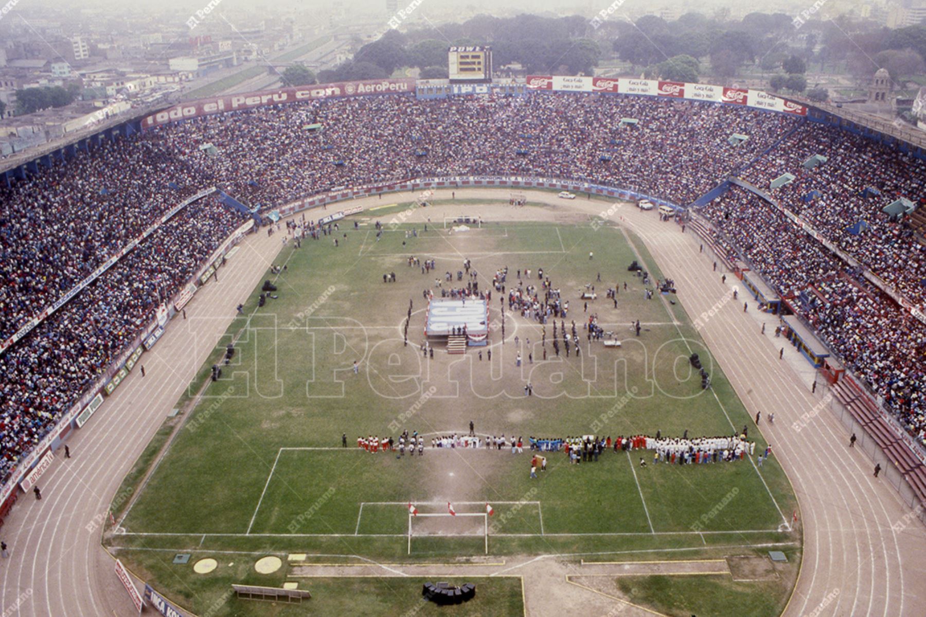 Lima - 2 octubre 1988 / Multitudinaria bienvenida en el  Estadio Nacional a la selección peruana de voleibol, subcampeona olímpica en los juegos de Seúl 1988. Foto: Archivo Histórico de El Peruano / Leoncio Mariscal