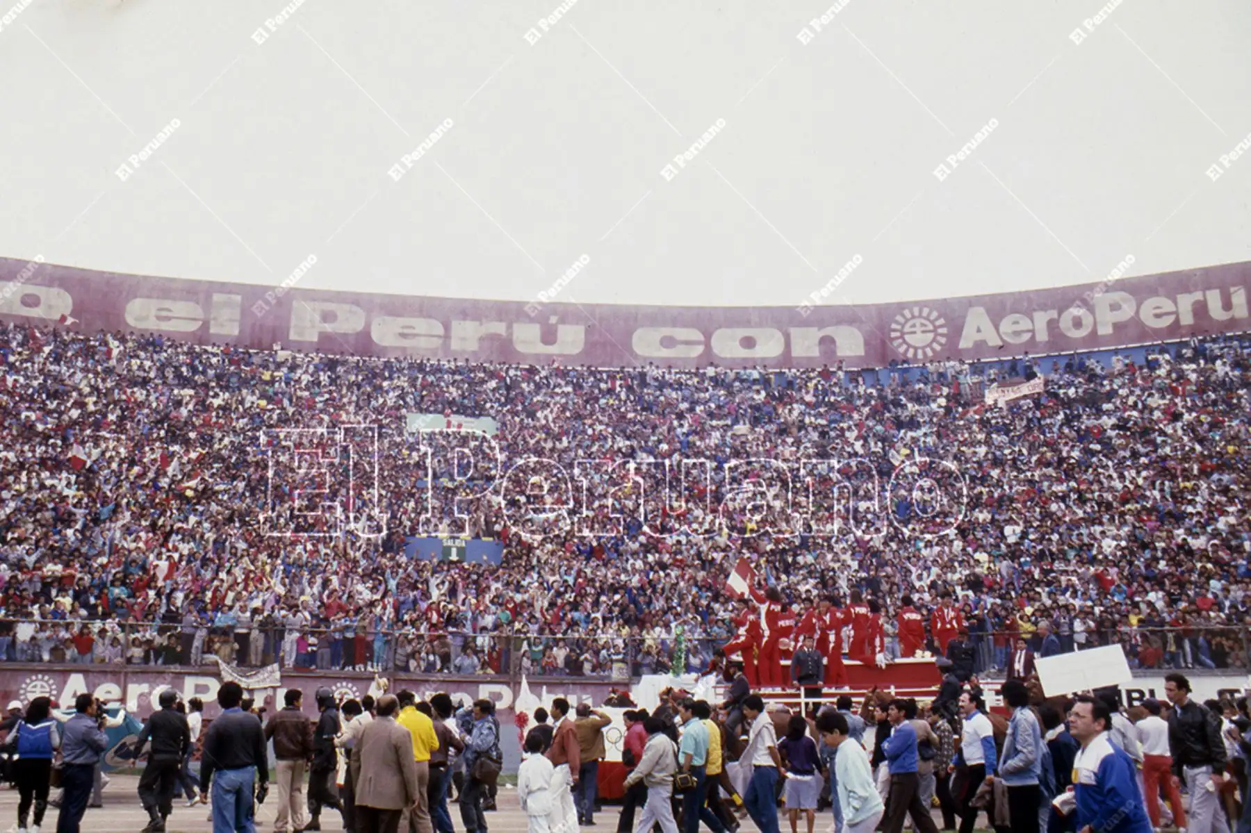 Lima - 2 octubre 1988 / Multitudinaria bienvenida en el  Estadio Nacional a la selección peruana de voleibol, subcampeona olímpica en los juegos de Seúl 1988. Foto: Archivo Histórico de El Peruano / Leoncio Mariscal