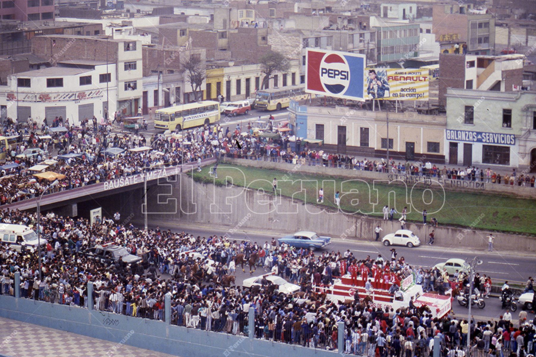 Lima - 2 octubre 1988 / Multitudinaria bienvenida a la selección peruana de voleibol, subcampeona olímpica en los juegos de Seúl 1988. Foto: Archivo Histórico de El Peruano / Leoncio Mariscal