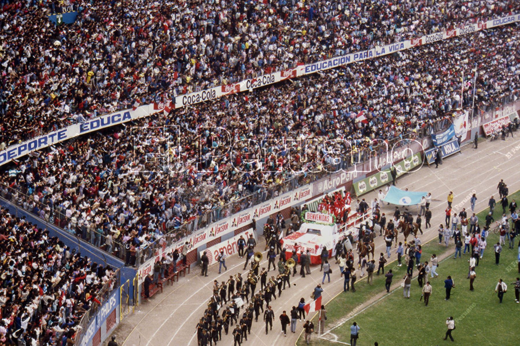 Lima - 2 octubre 1988 / Multitudinaria bienvenida en el  Estadio Nacional a la selección peruana de voleibol, subcampeona olímpica en los juegos de Seúl 1988. Foto: Archivo Histórico de El Peruano / Leoncio Mariscal