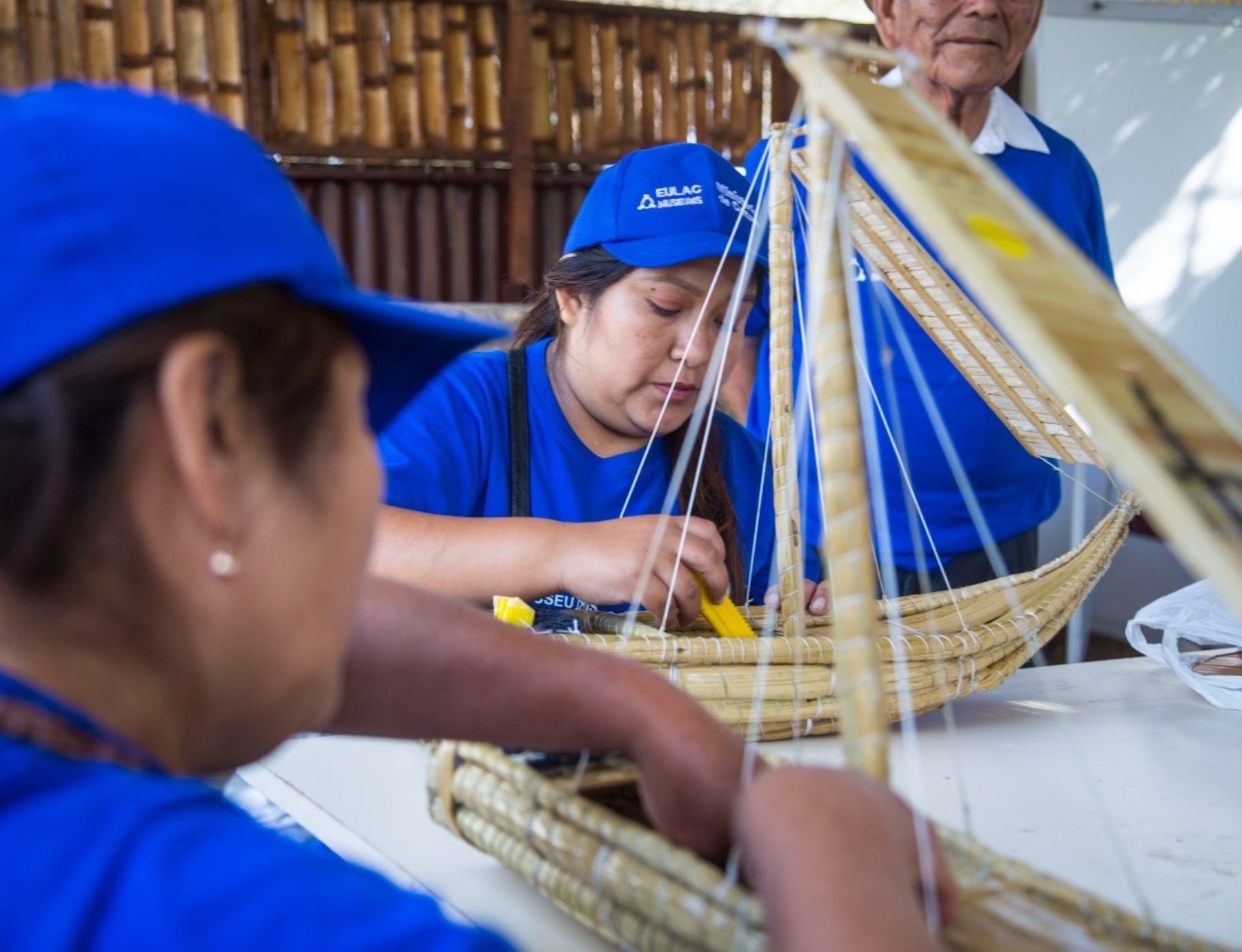 Los turistas que visiten este domingo 1 de octubre el museo de sitio Chan Chan tendrán la oportunidad de aprender a elaborar caballitos de totora, la embarcación ancestral utilizada por pescadores artesanales del norte del país. ANDINA/Difusión