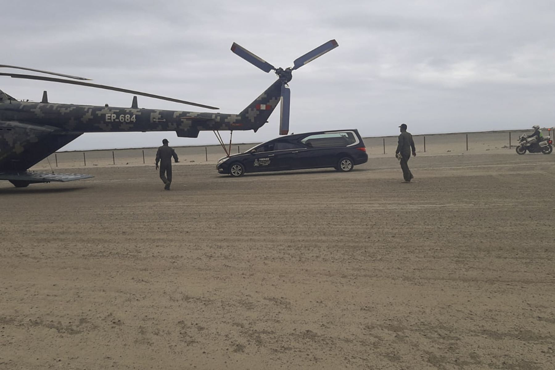 Restos del primer vicepresidente del Congreso, Hernando Guerra García, son colocados en helicóptero para ser trasladados a Lima.
Foto: cortesía Ricardo Alarcón