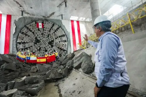 La tuneladora Delia inició su trabajo de perforación en la estación San Juan de Dios, en el distrito de San Luis. El ministro de Transportes y Comunicaciones, Raúl Pérez Reyes Espejo, supervisa los avances. ANDINA/ MTC.