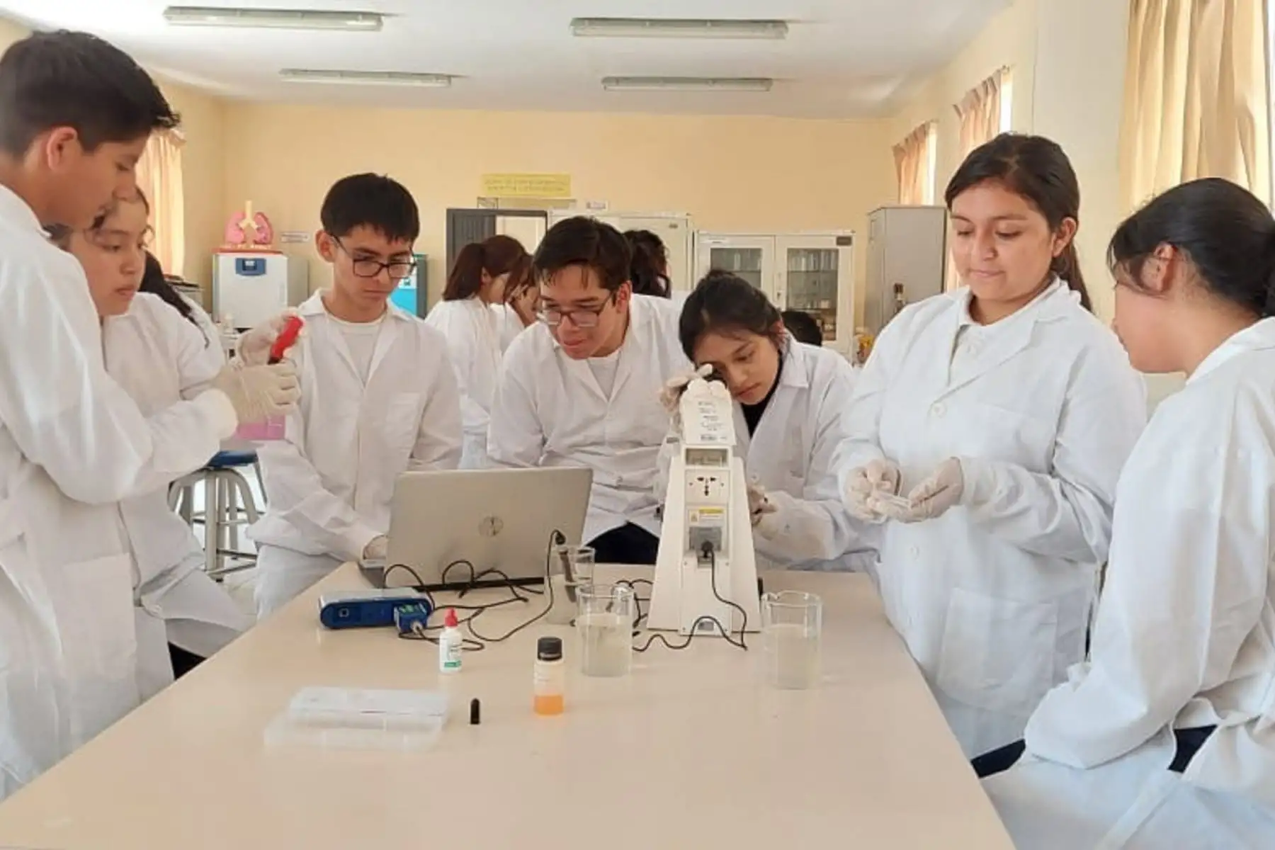 Los estudiantes presentaron un proyecto para mejorar las condiciones del canal de riego La Mochica, mediante la técnica de fitorremediación, que usa plantas para purificar el agua y beneficiar a alrededor de 35,000 personas del distrito trujillano de Laredo. Foto: ANDINA/Difusión