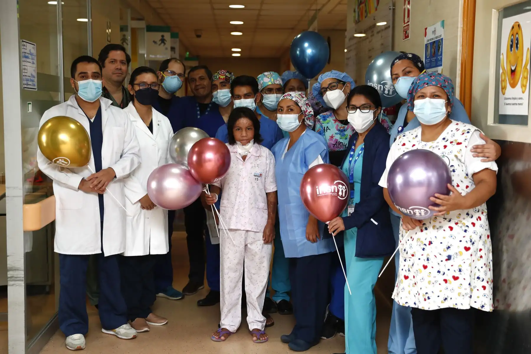 En setiembre de 2023, Roxana Ponero regresó al INSN San Borja para someterse a unas cirugías reconstructivas de su cuello, y se reencontró con todo el personal de salud que participó en su tratamiento durante su estancia en el hospital. Foto: ANDINA/Daniel Bracamonte