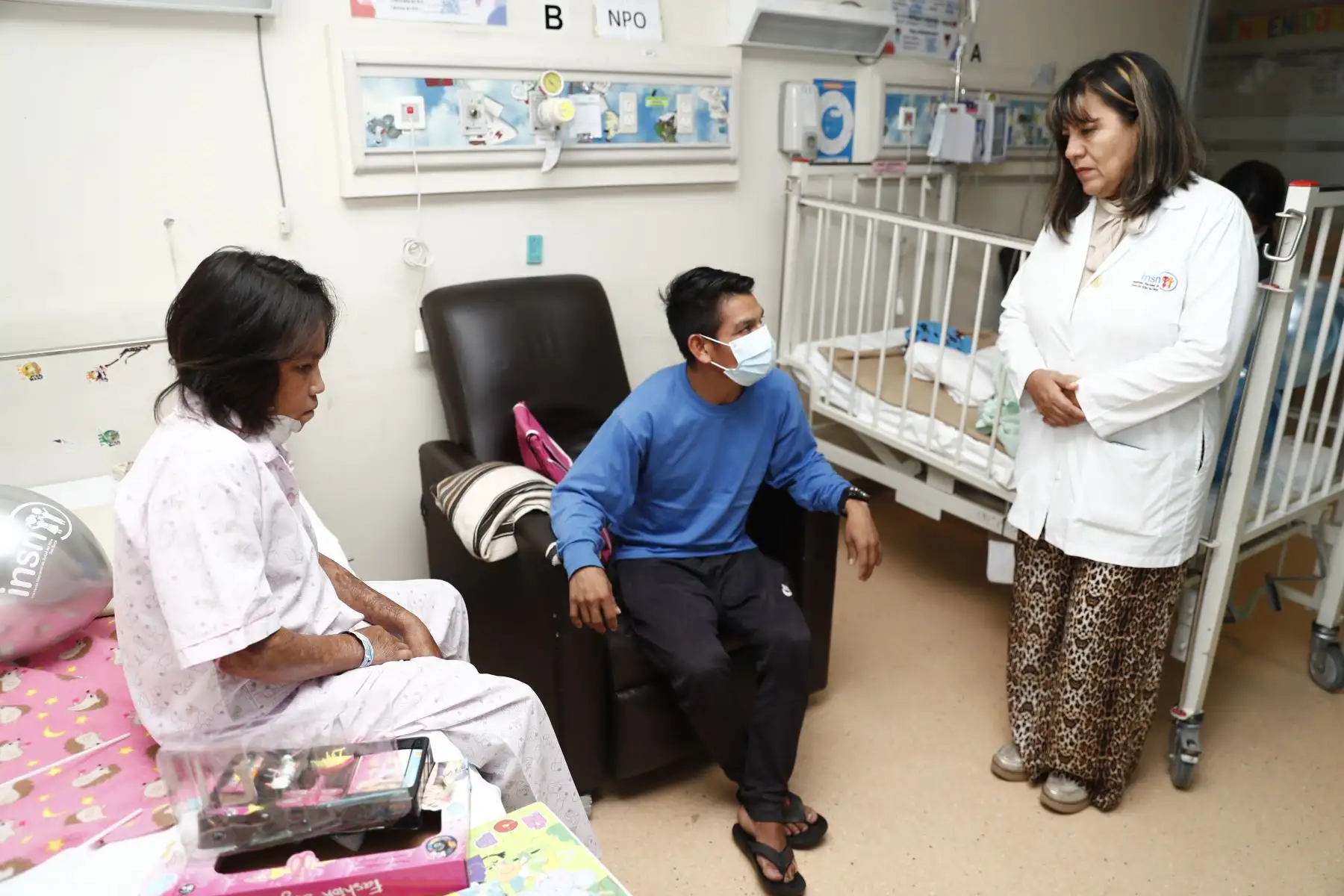 Héctor, el hermano mayor de Roxana Ponero, ha jugado un papel fundamental en la recuperación de la niña, pues él es quien la ha estado acompañando todo este tiempo desde que fue hospitalizada. Foto: ANDINA/Daniel Bracamonte