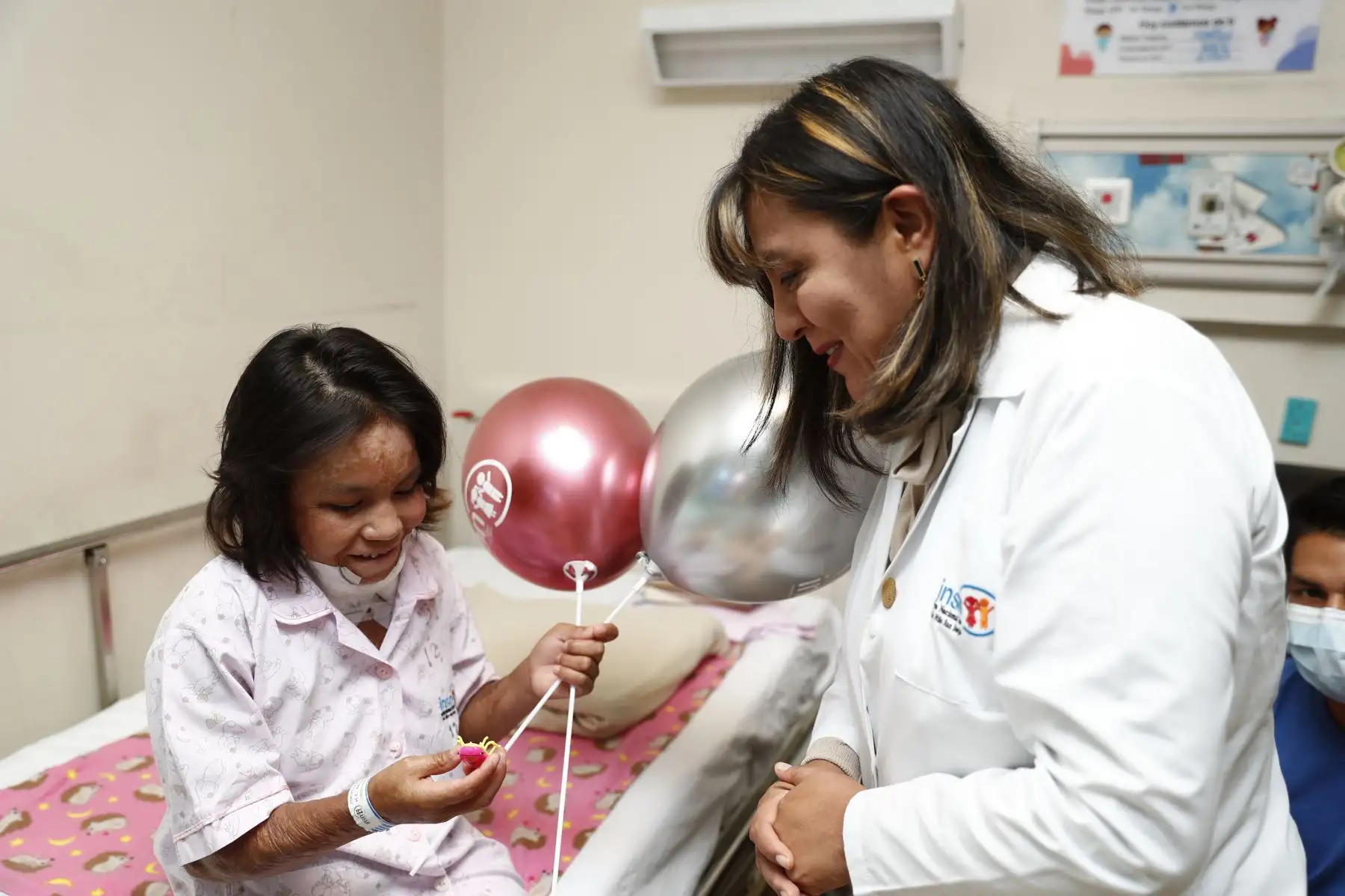 En setiembre de 2023, Roxana Ponero regresó al INSN San Borja para someterse a unas cirugías reconstructivas de su cuello, y se reencontró con todo el personal de salud que participó en su tratamiento durante su estancia en el hospital. Foto: ANDINA/Daniel Bracamonte