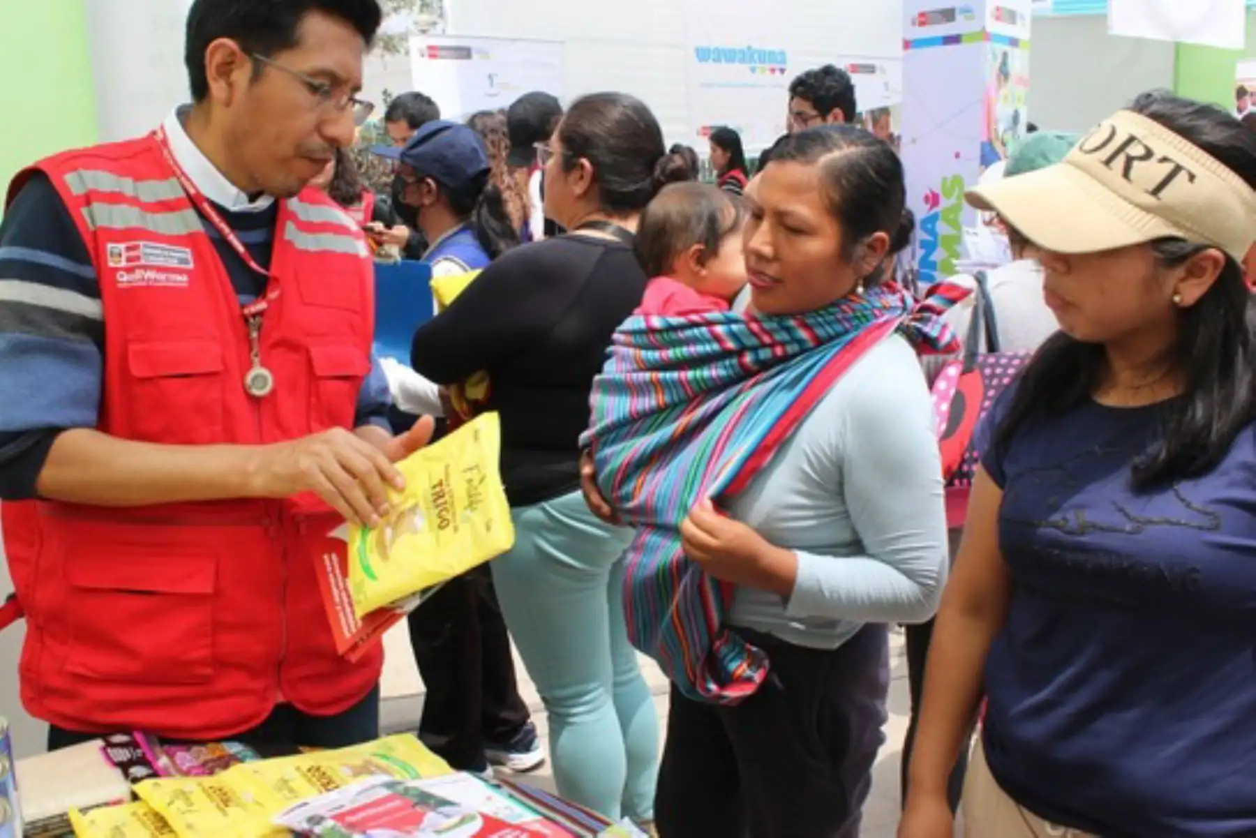 El personal técnico de la Unidad Territorial de Lima Metropolitana y Callao, informó a los ciudadanos sobre los controles estrictos realizados de manera previa, físico sensoriales y organolépticos (olor, color, sabor y textura) para garantizar la inocuidad de los alimentos que llegan a los niños y niñas de instituciones públicas. ANDINA/ Midis.