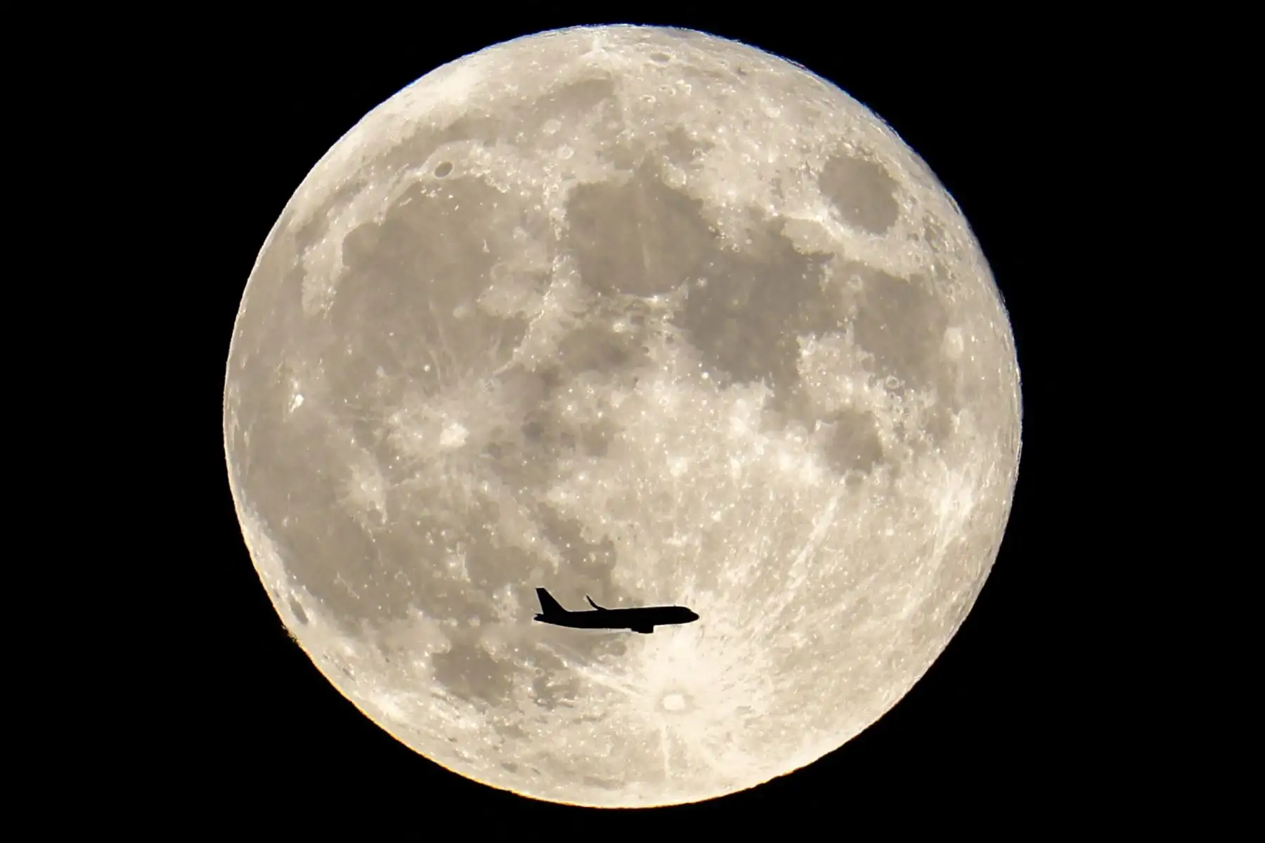 Esta fotografía tomada el 29 de septiembre de 2023 muestra un Airbus A319-111 de la aerolínea Easyjet acercándose al aeropuerto de Toulouse-Blagnac y volando bajo la luna llena.
Foto: AFP