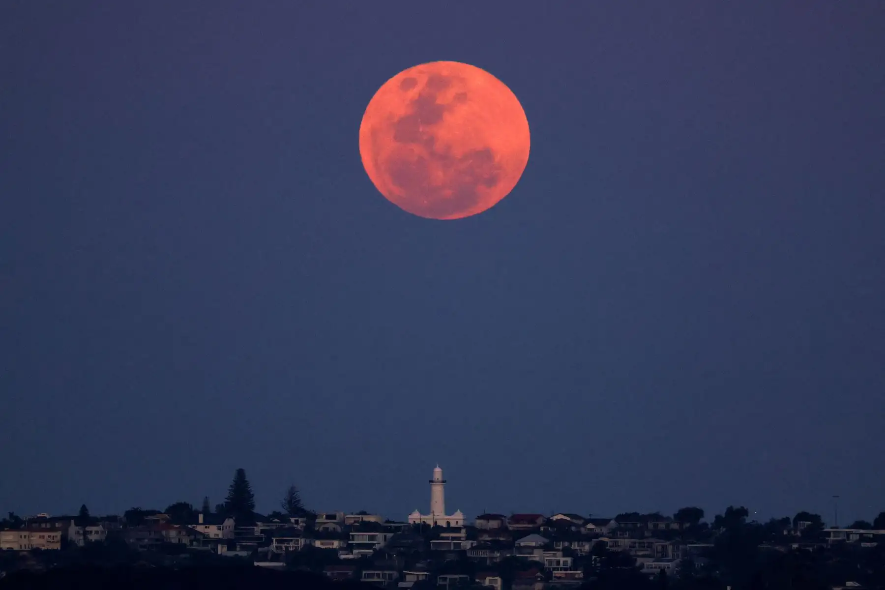 La luna llena, una superluna también conocida como "Luna de cosecha", se eleva sobre el faro Macquarie en Sydney el 29 de septiembre de 2023.
Foto: AFP