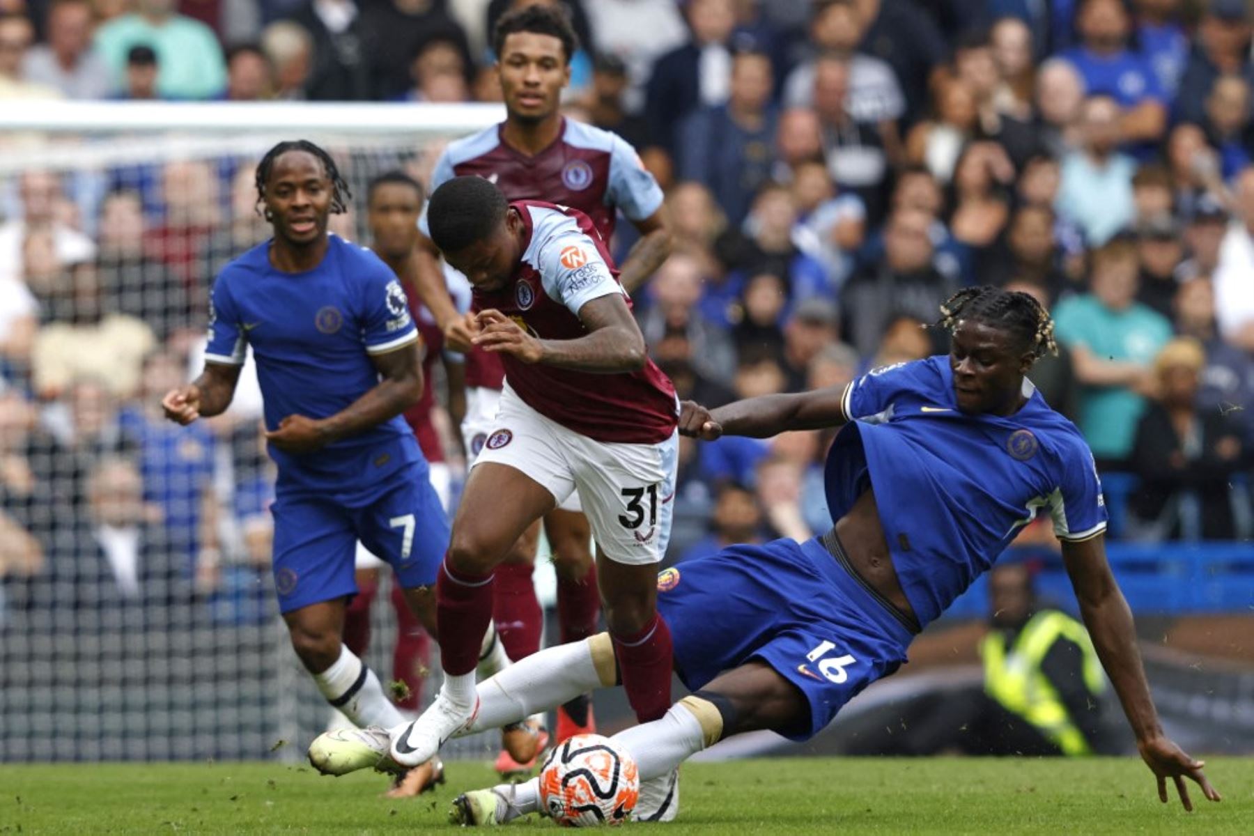 El centrocampista francés del Chelsea Lesley Ugochukwu se enfrenta al delantero jamaicano del Aston Villa Leon Bailey durante el partido de fútbol de la Premier League inglesa entre Chelsea y Aston Villa en Stamford Bridge en Londres. Foto: AFP