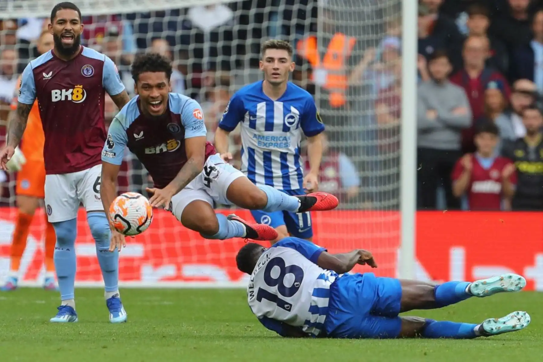 El delantero inglés de Brighton Danny Welbeck se enfrenta al mediocampista francés de Aston Villa Boubacar Kamara y recibe una tarjeta amarilla durante el partido de fútbol de la Premier League inglesa entre Aston Villa y Brighton y Hove Albion en Villa Park en Birmingham, centro de Inglaterra. Foto: AFP