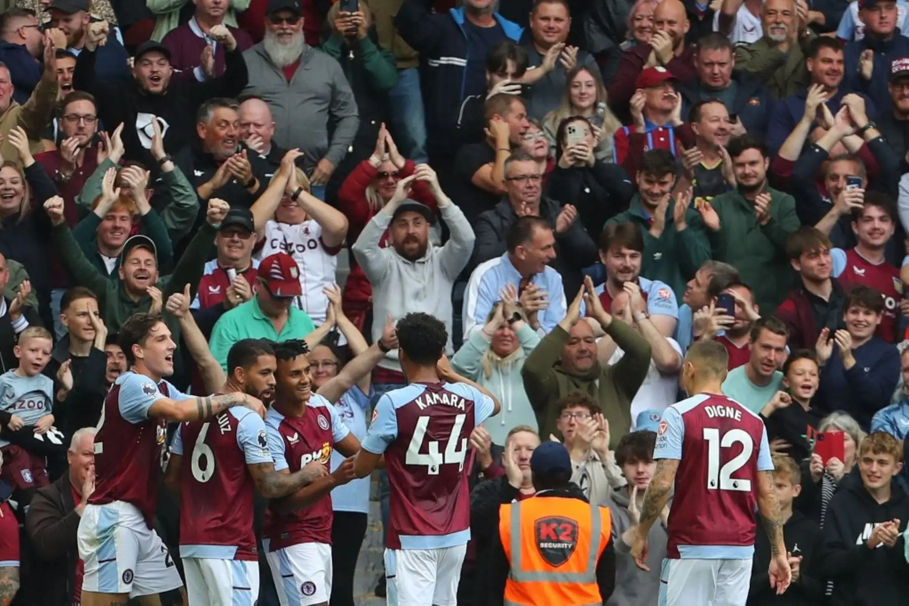 El delantero inglés de Aston Villa, Ollie Watkins, celebra marcar el segundo gol de su equipo con sus compañeros durante el partido de fútbol de la Premier League inglesa entre Aston Villa y Brighton y Hove Albion en Villa Park en Birmingham, centro de Inglaterra. Foto: AFP