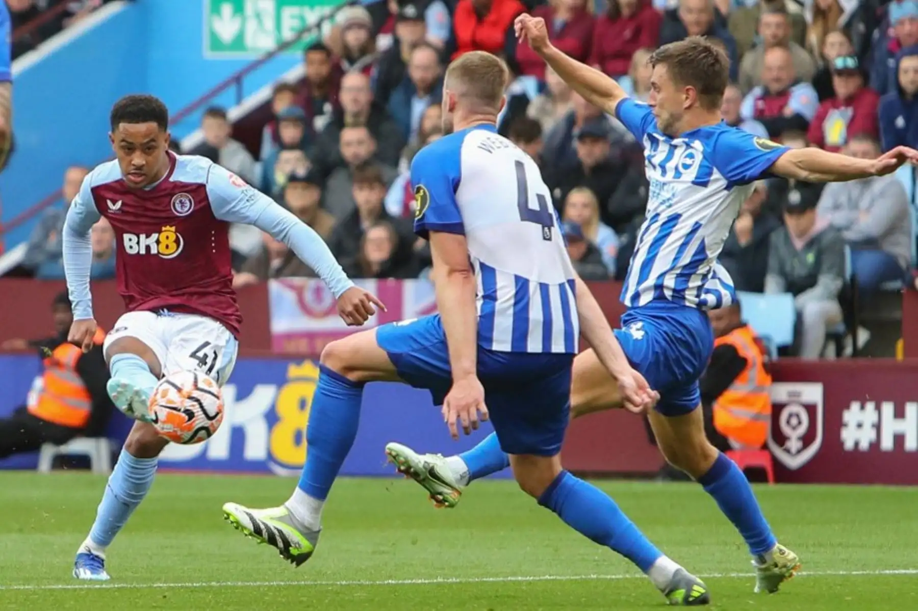 El mediocampista inglés del Aston Villa, Jacob Ramsey, celebra el quinto gol de su equipo durante el partido de fútbol de la Premier League inglesa entre Aston Villa y Brighton y Hove Albion en Villa Park en Birmingham, centro de Inglaterra. Foto: AFP