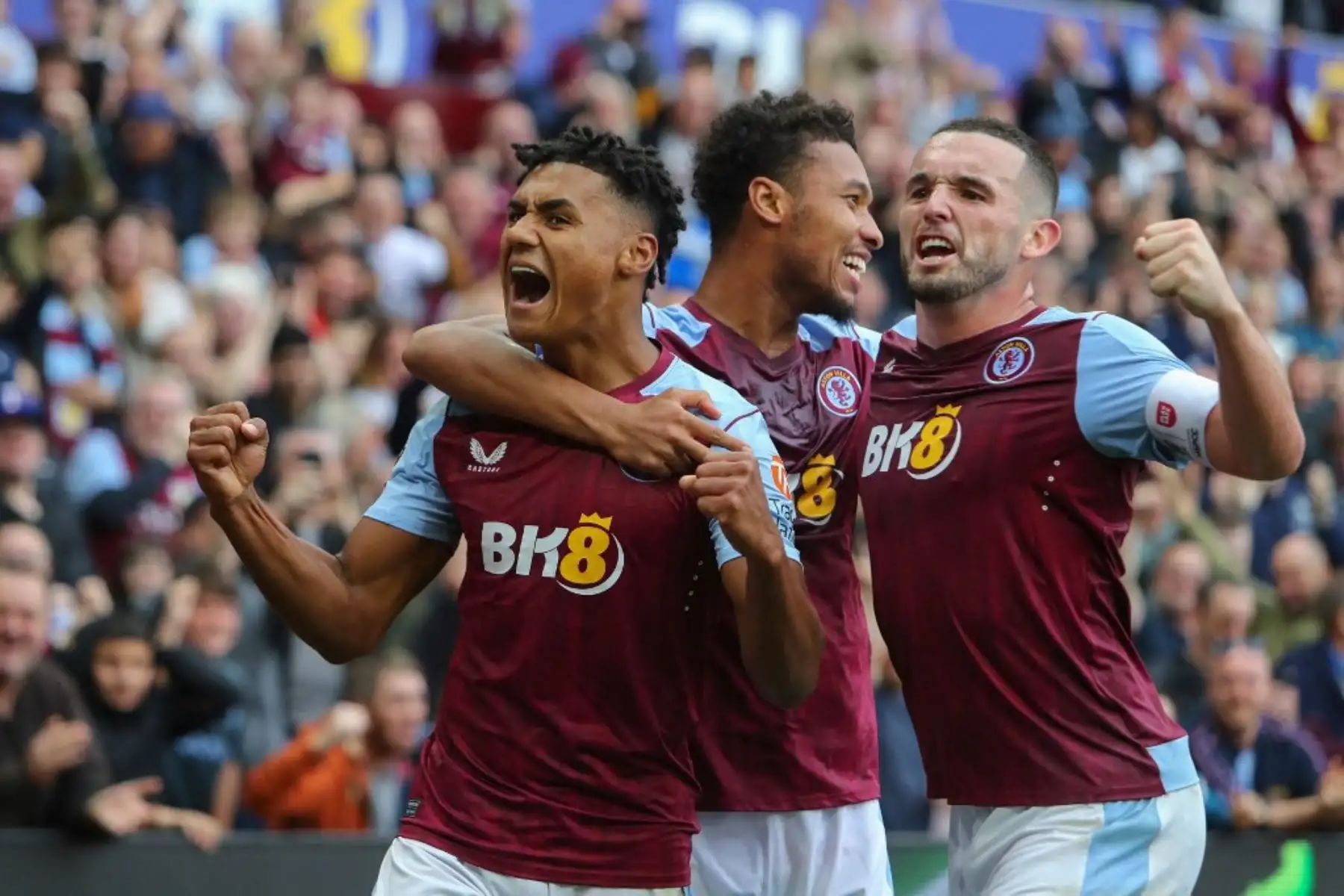 El mediocampista inglés del Aston Villa, Jacob Ramsey, celebra el quinto gol de su equipo durante el partido de fútbol de la Premier League inglesa entre Aston Villa y Brighton y Hove Albion en Villa Park en Birmingham, centro de Inglaterra. Foto: AFP