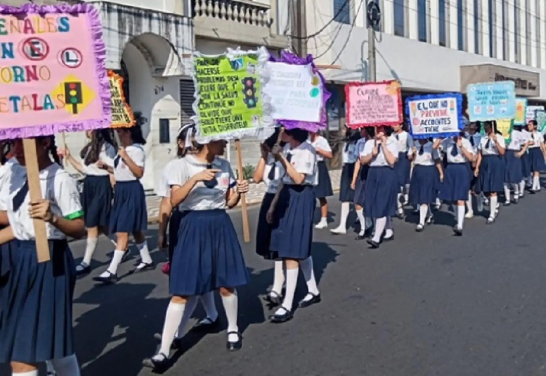 Con el objetivo de educar a los escolares sobre las normas de tránsito y reducir el índice de siniestralidad en las vías, los Consejos Regionales de Seguridad Vial (Coresevi), entidades que coordinan estrechamente con el Observatorio de Seguridad Vial del MTC, realizaron actividades con estudiantes de diversas instituciones educativas públicas con ocasión de la Semana de la Educación Vial.