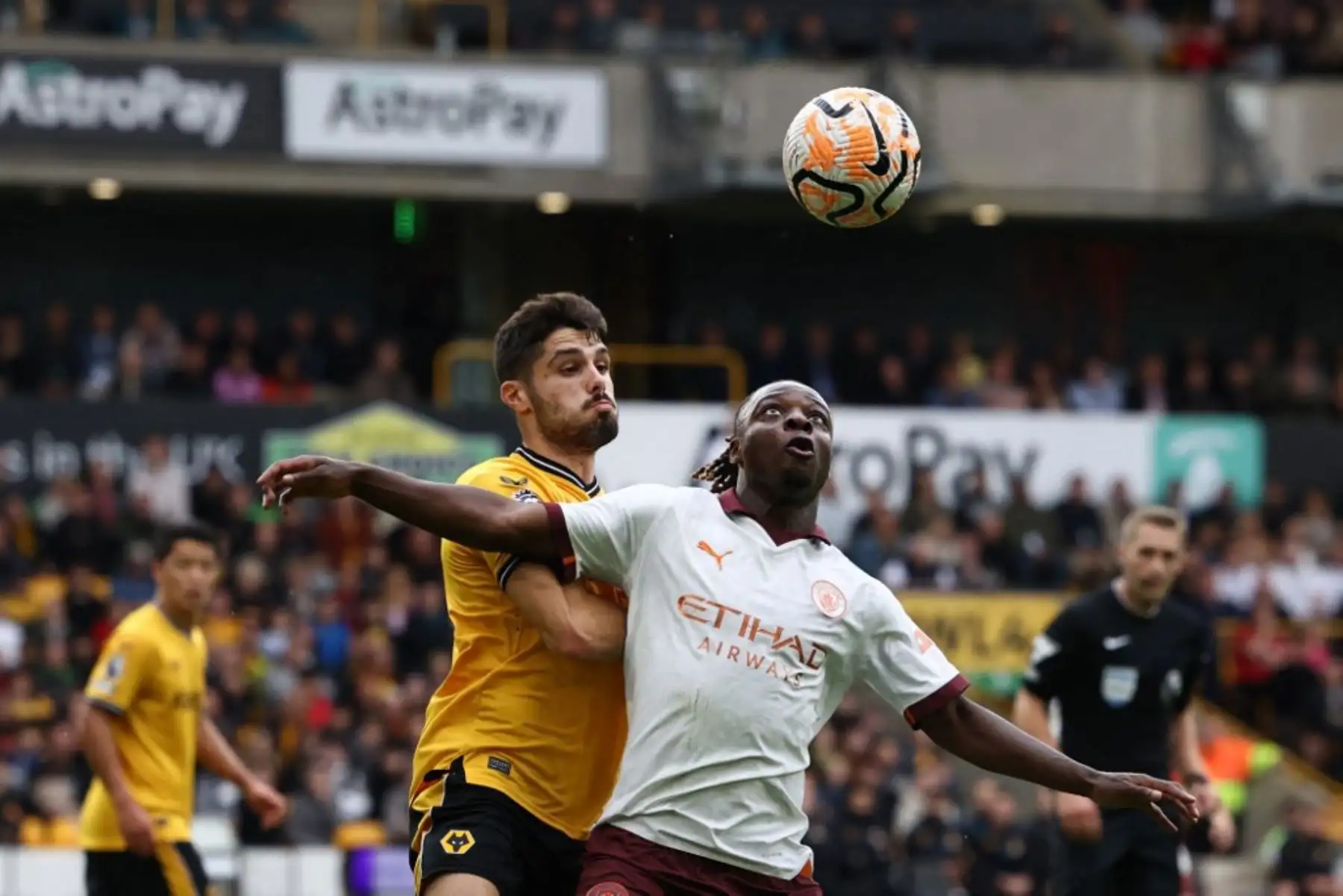 El centrocampista portugués de Wolverhampton Wanderers, Pedro Neto, lucha por el balón con el centrocampista belga del Manchester City, Jeremy Doku, durante el partido de fútbol de la Premier League inglesa entre Wolverhampton Wanderers y Manchester City en el estadio Molineux de Wolverhampton, en el centro de Inglaterra. Foto: AFP