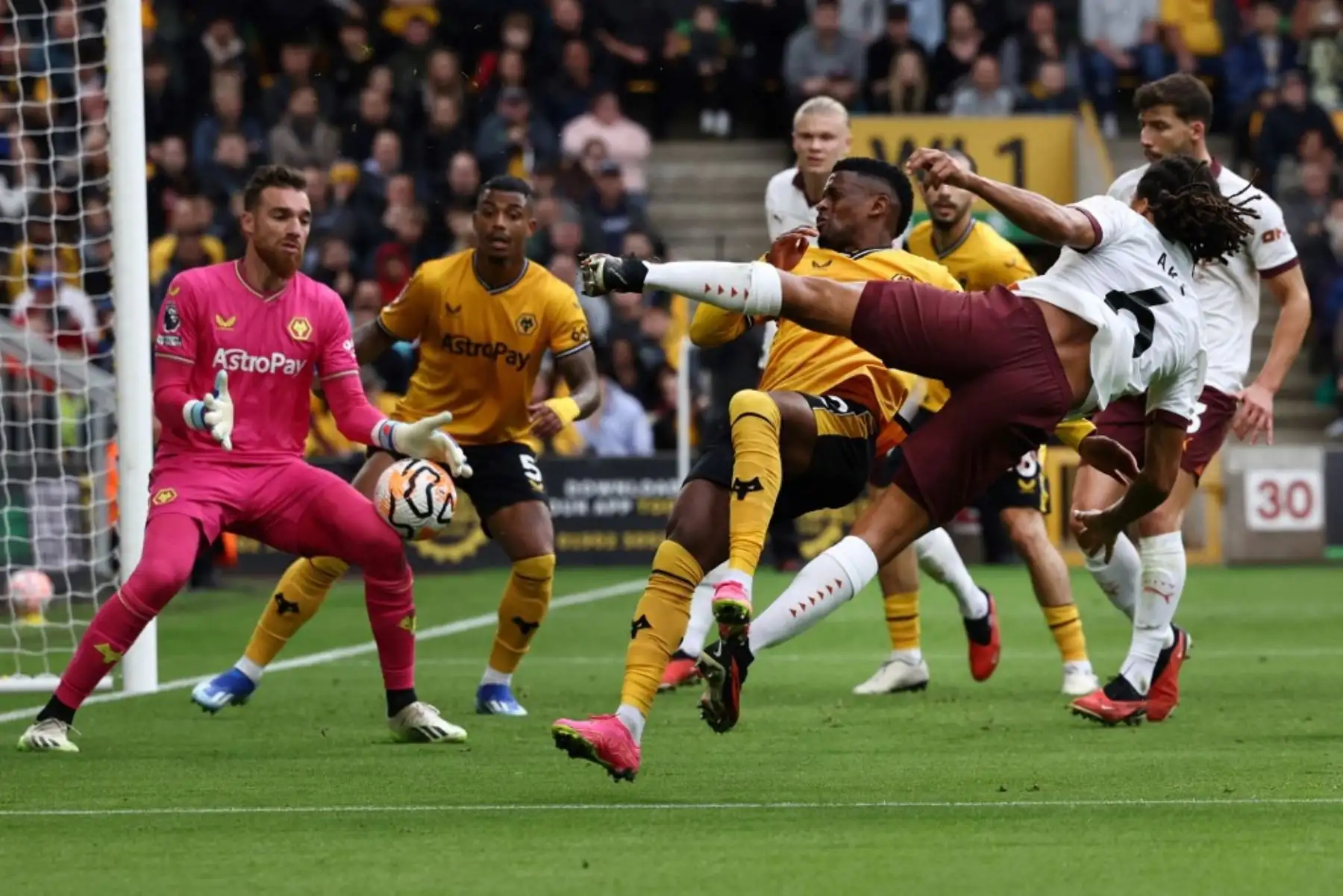 El defensor holandés #06 del Manchester City, Nathan Ake, dispara el balón pero es detenido por el portero portugués #01 de Wolverhampton Wanderers, José Sa, durante el partido de fútbol de la Premier League inglesa entre Wolverhampton Wanderers y Manchester City en el estadio Molineux en Wolverhampton, en el centro de Inglaterra. Foto: AFP