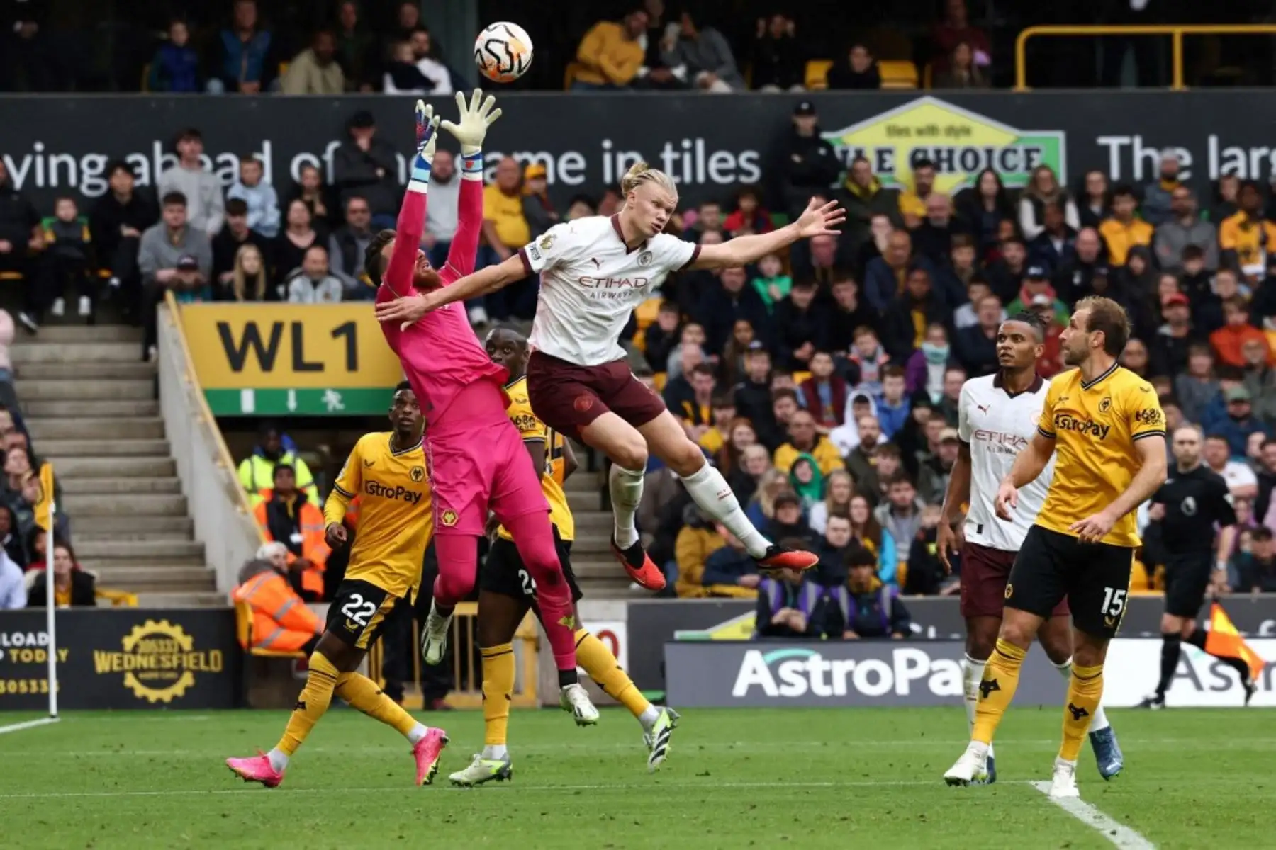 El delantero noruego del Manchester City Erling Haaland, intenta llegar  al balón, pero es detenido por el portero portugués de Wolverhampton Wanderers, José Sa, durante el partido de fútbol de la Premier League inglesa entre Wolverhampton Wanderers y Manchester City en el estadio Molineux en Wolverhampton, en el centro de Inglaterra. Foto: AFP