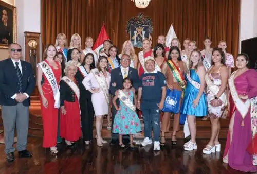 El alcalde de Trujillo, César Fernández Bazán, entregó artesanías mochicas a cada una de las reinas y bastoneras extranjeras que se encuentran en nuestra ciudad para participar de las actividades por el 71° Festival Internacional de Primavera