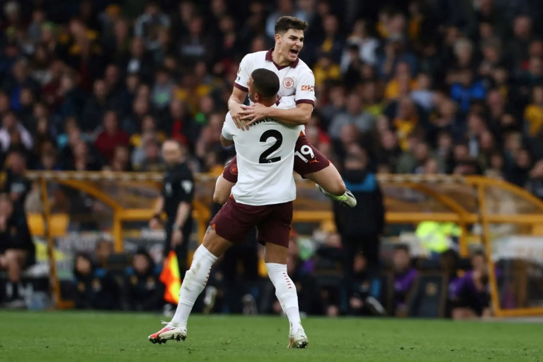 El delantero argentino del Manchester City Julián Álvarez, celebra con el defensor inglés del Manchester City Kyle Walker después de anotar el primer gol de su equipo durante el partido de fútbol de la Liga Premier inglesa entre Wolverhampton Wanderers y Manchester City en el estadio Molineux en Wolverhampton. Foto: AFP