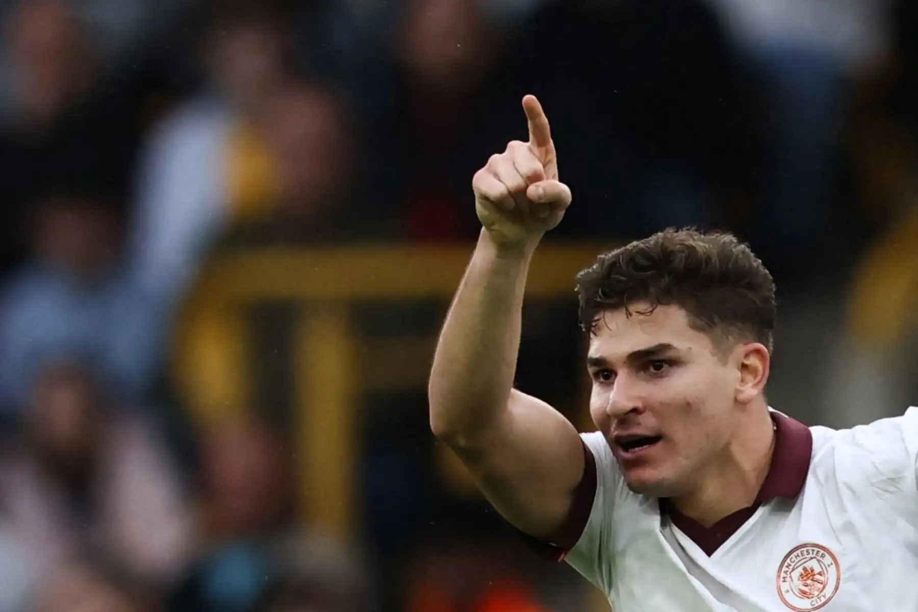 El delantero argentino del Manchester City Julián Álvarez, celebra después de anotar el primer gol de su equipo durante el partido de fútbol de la Liga Premier inglesa entre Wolverhampton Wanderers y Manchester City en el estadio Molineux en Wolverhampton. Foto: AFP