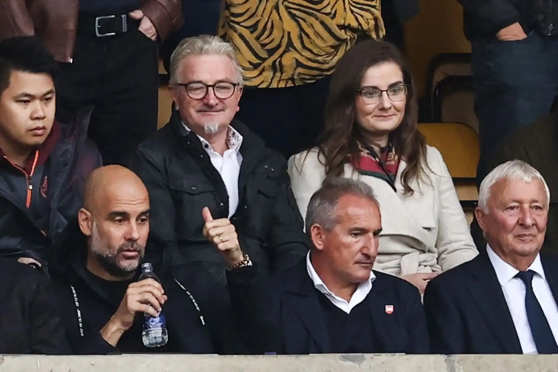 El técnico español del Manchester City, Pep Guardiola, se sienta en las gradas para ver el partido de fútbol de la Premier League inglesa entre Wolverhampton Wanderers y Manchester City en el estadio Molineux de Wolverhampton. Foto: AFP