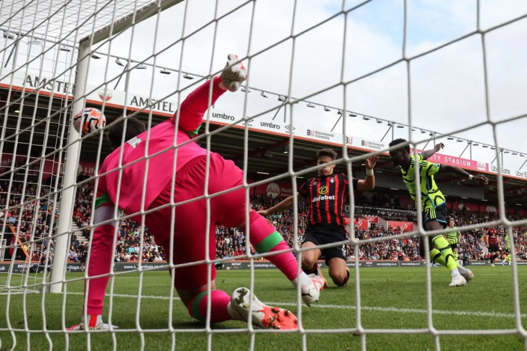 El centrocampista inglés del Arsenal Bukayo Saka marca el primer gol durante el partido de fútbol de la Premier League inglesa entre Bournemouth y Arsenal en el Vitality Stadium de Bournemouth, sur de Inglaterra. Foto: AFP