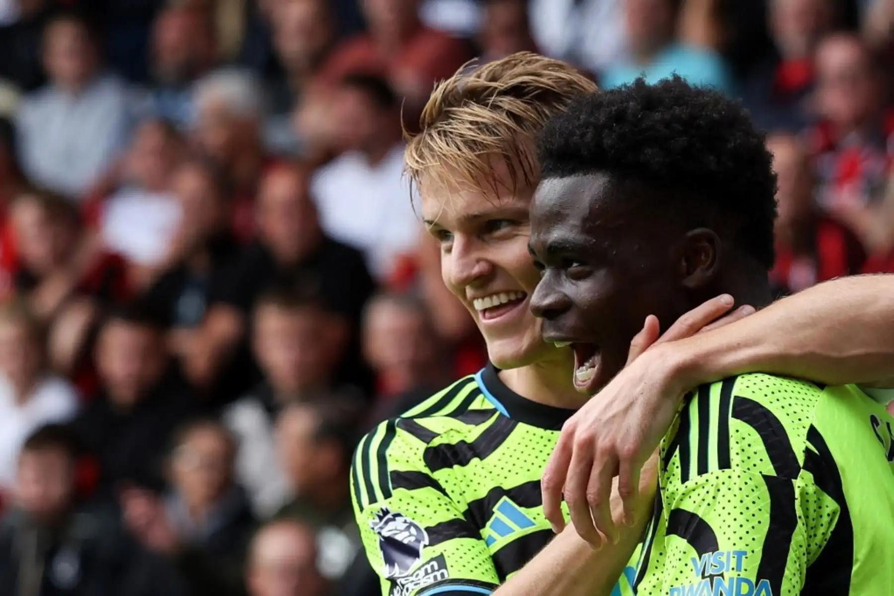 El centrocampista inglés del Arsenal Bukayo Saka marca el primer gol durante el partido de fútbol de la Premier League inglesa entre Bournemouth y Arsenal en el Vitality Stadium de Bournemouth, sur de Inglaterra. Foto: AFP