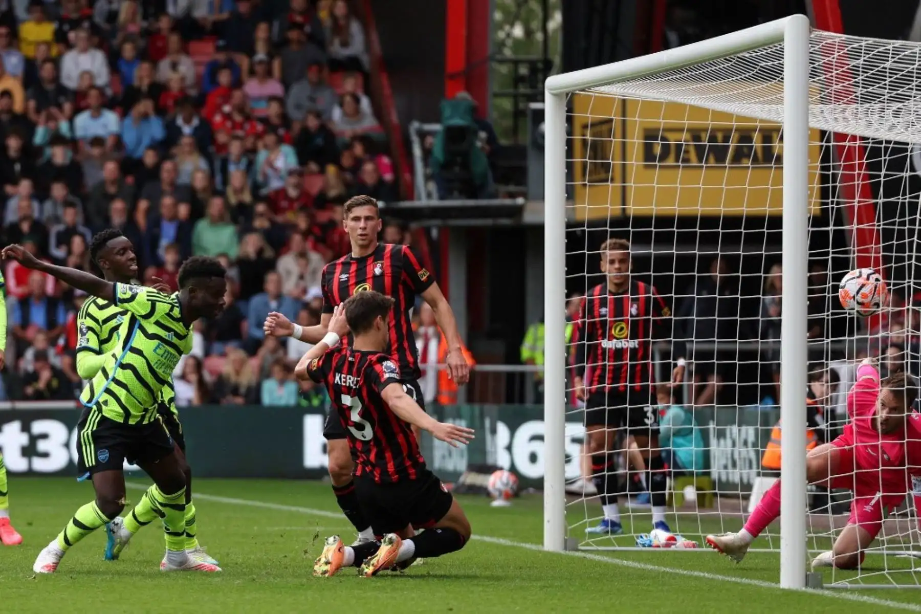 El centrocampista inglés del Arsenal Bukayo Saka marca el primer gol durante el partido de fútbol de la Premier League inglesa entre Bournemouth y Arsenal en el Vitality Stadium de Bournemouth, sur de Inglaterra. Foto: AFP